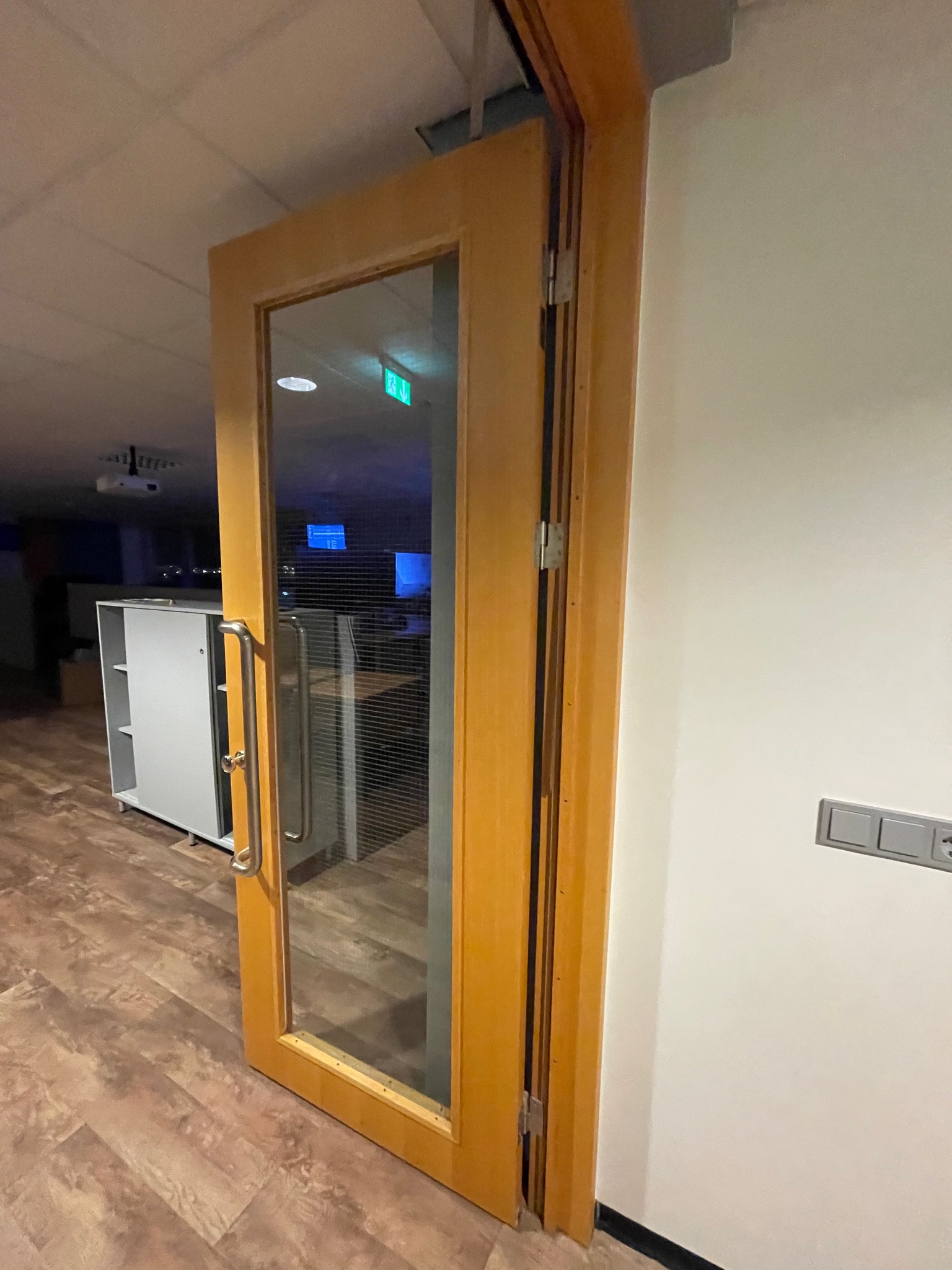 SELT / SOLD Tvöföld eldvarnarhurð með gleri, læsingu og pumpu 10