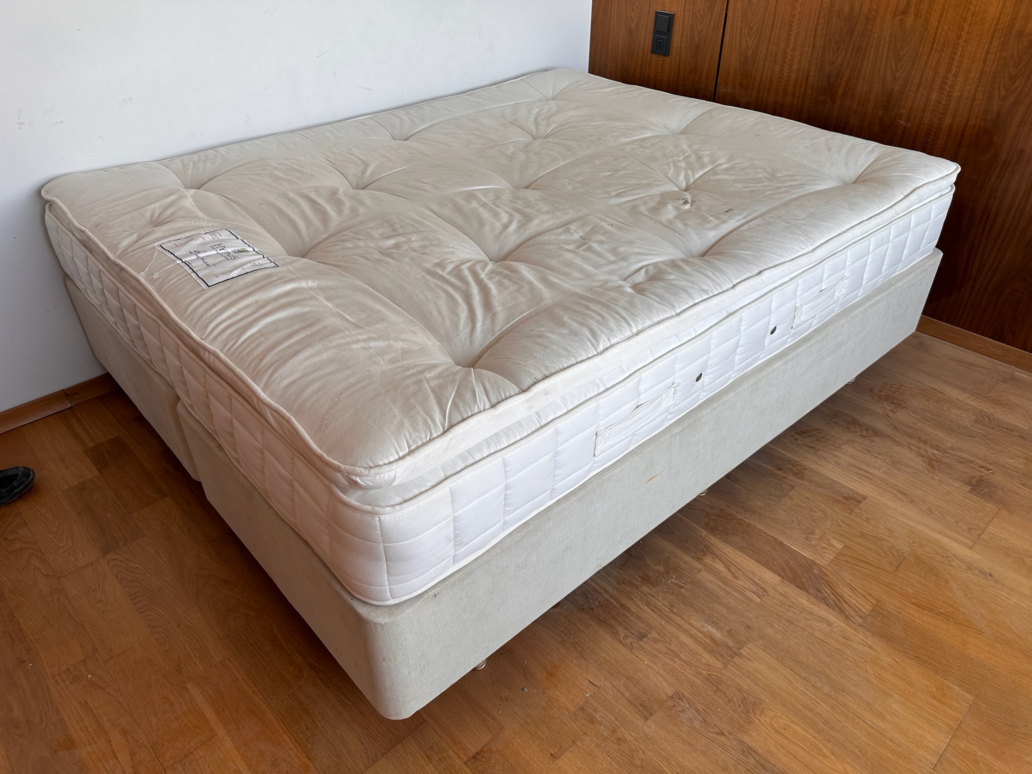 SELT / SOLD Hypnos Beaumont hótelrúm (botn og dýna) - L200 x B160 sm. 3