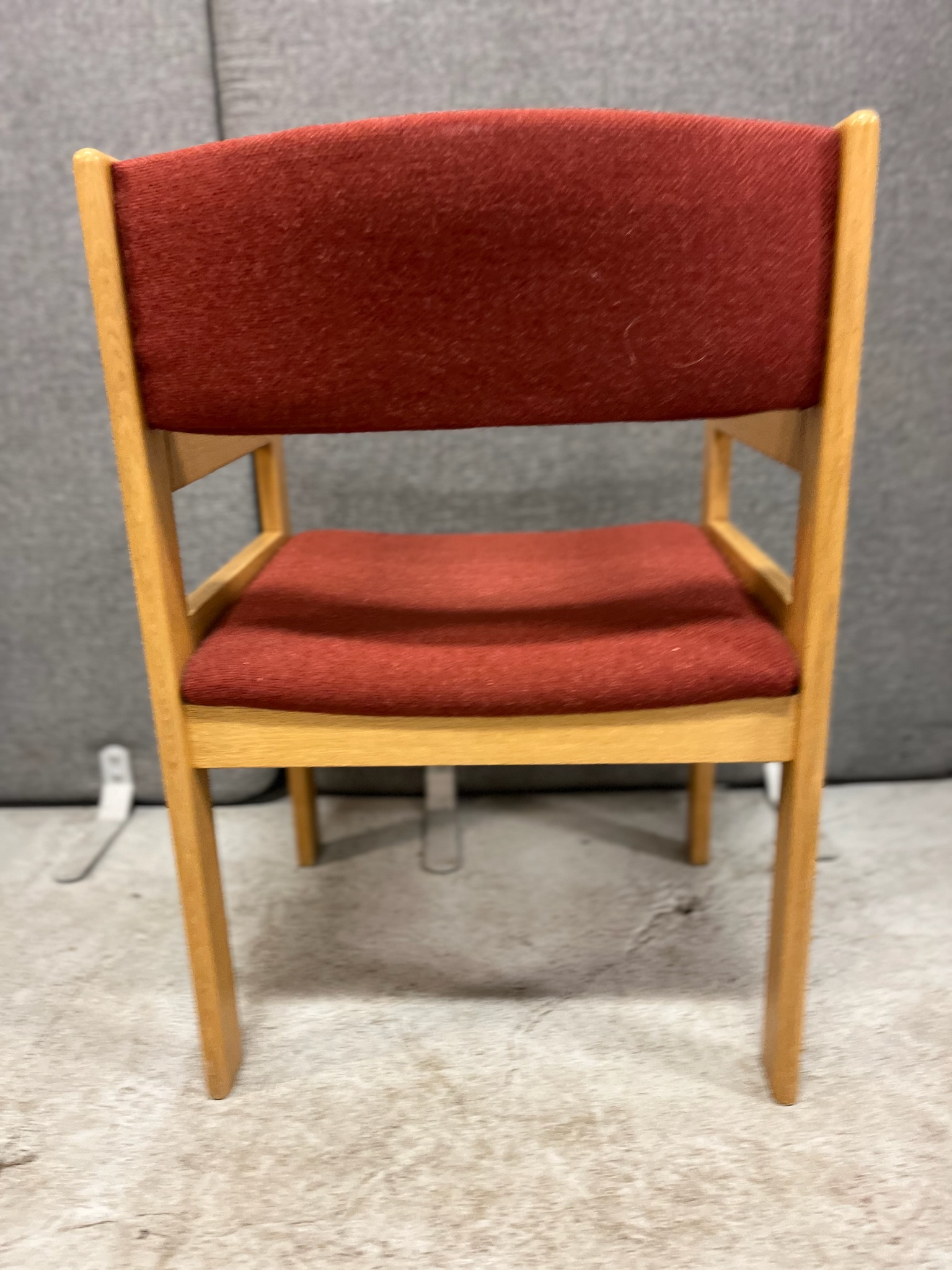 SELT / SOLD Viðarstóll með tausetu 3