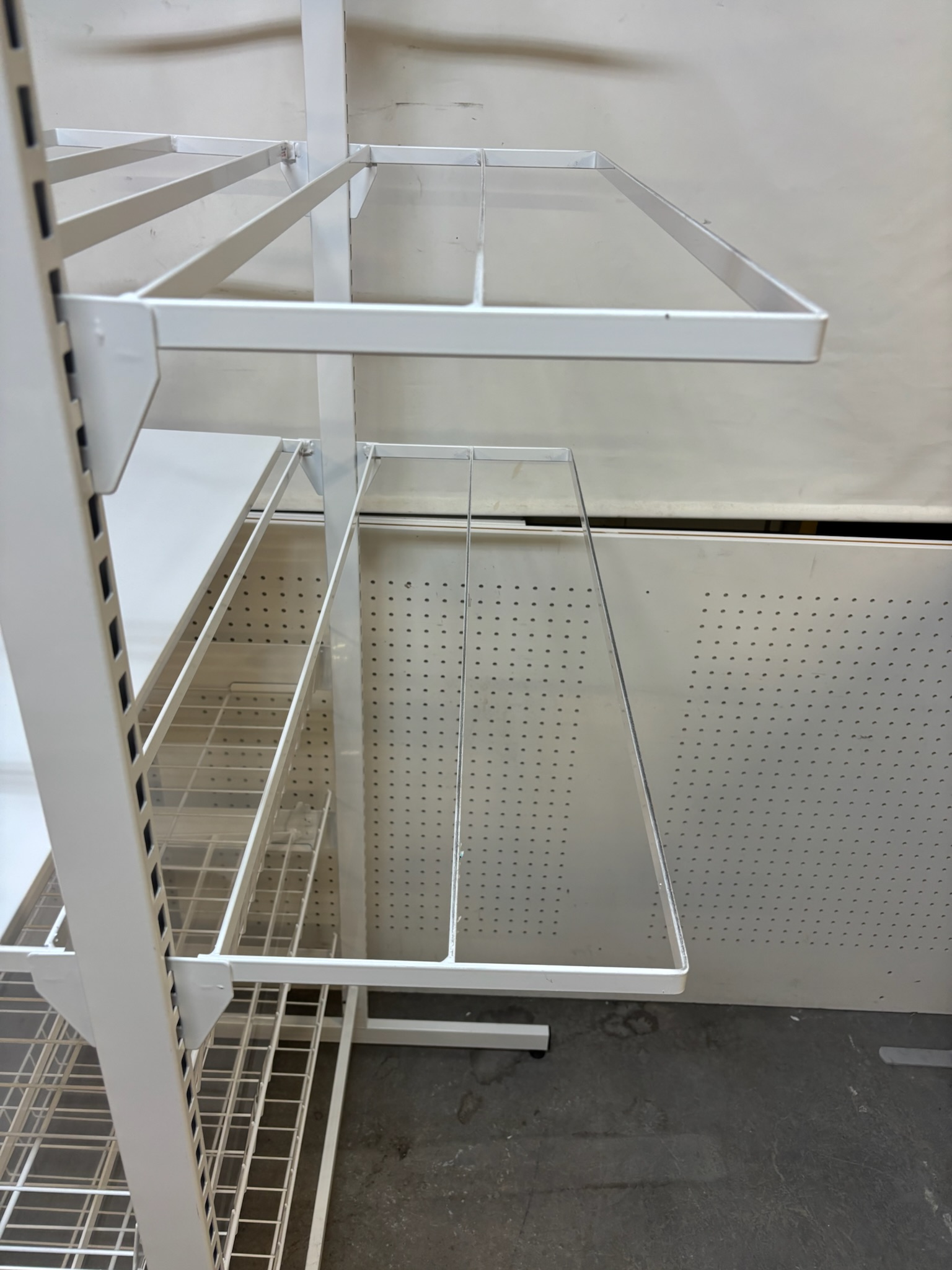 SELT / SOLD Frístandandi verslunarhillur 3