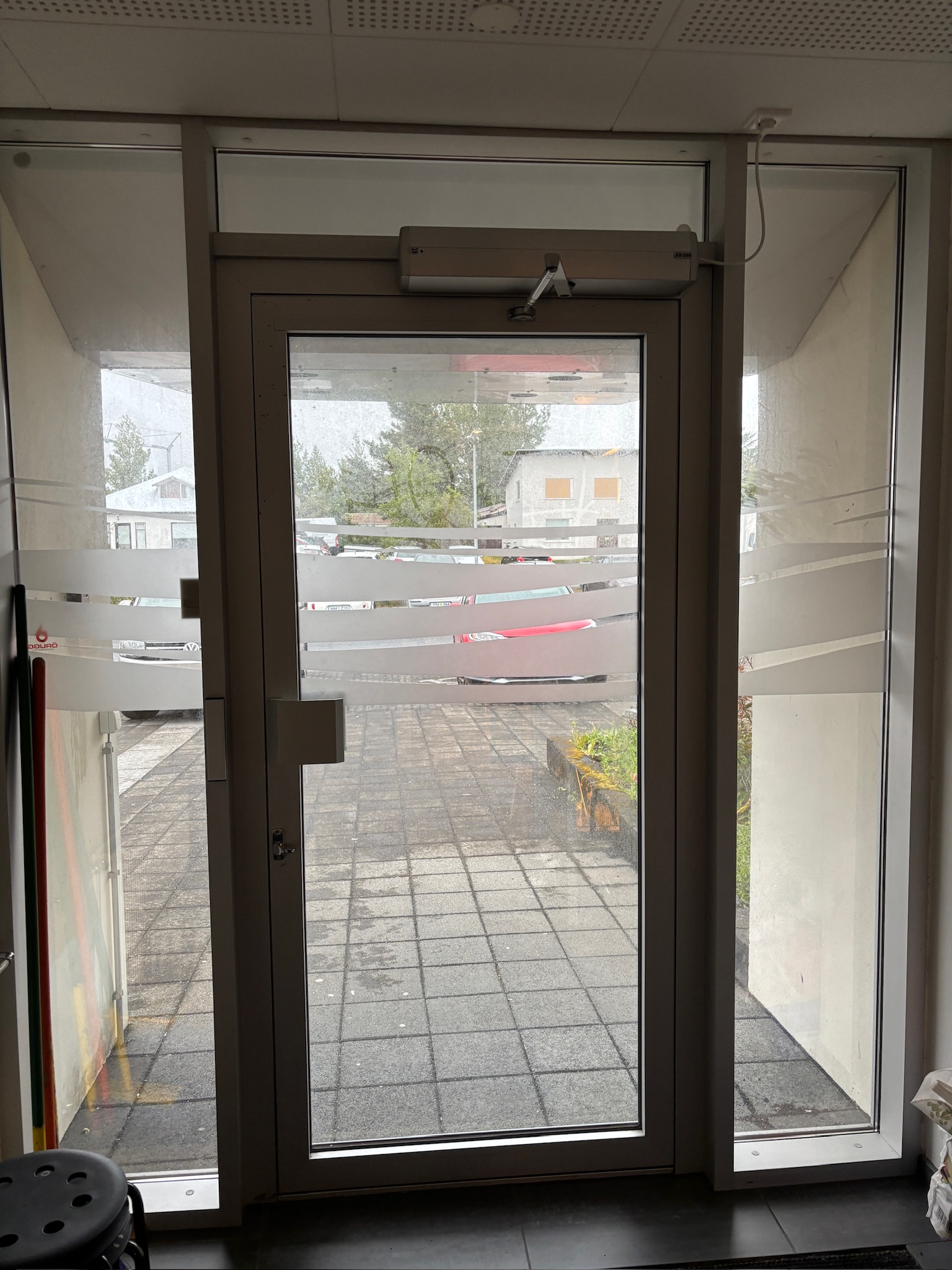 SELT / SOLD Útihurð í ál ramma með rafmagnspumpu, H227xB221sm. 2