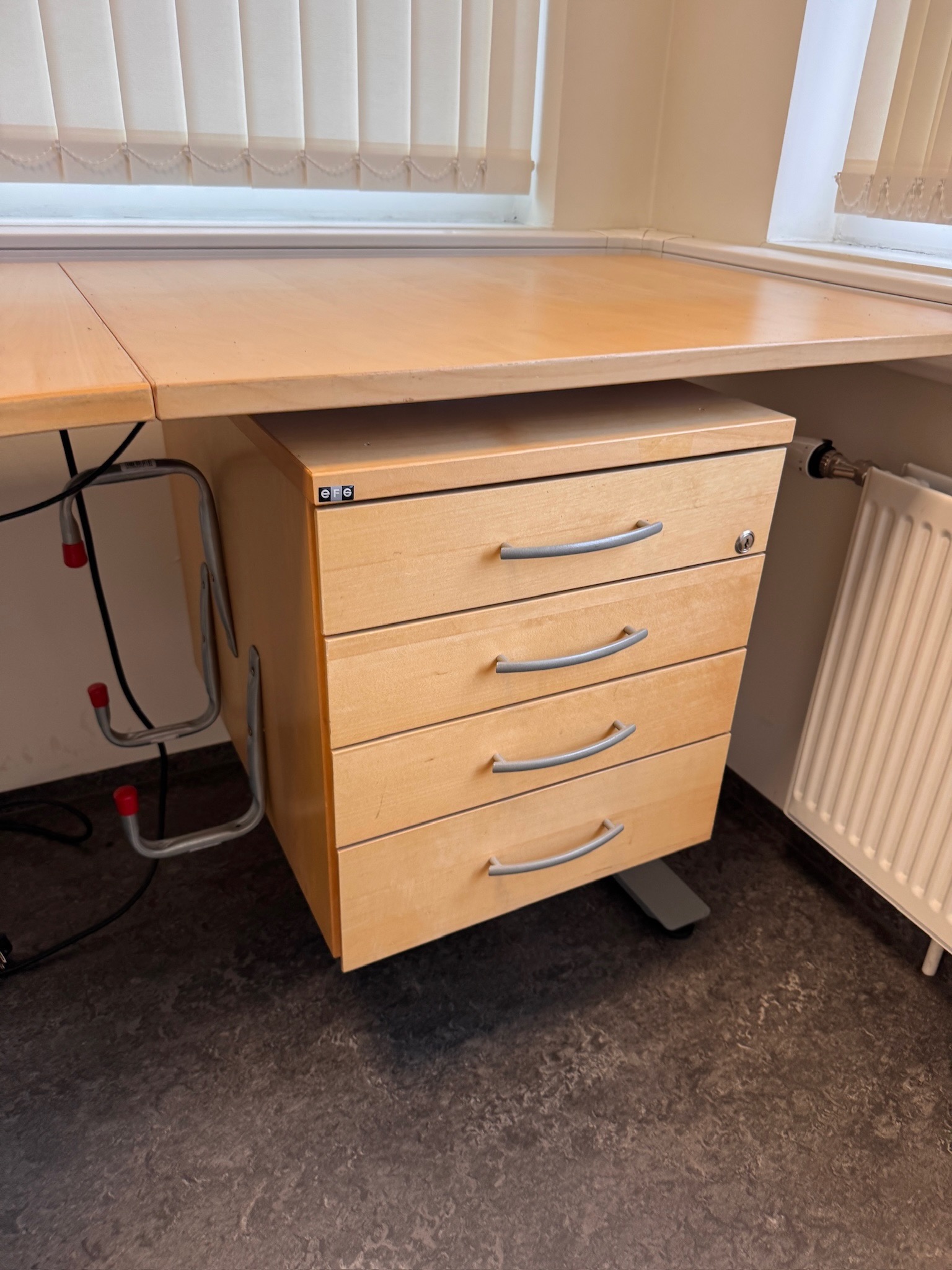 SELT / SOLD Hornrafmagnsborð 200x180 hægri vinkill frá EFG 4