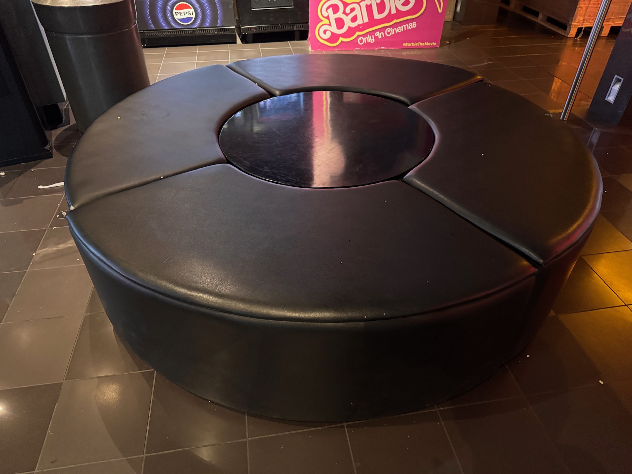 SELT / SOLD Hringlaga pleðurbekkur - Sambíóin Álfabakka 4