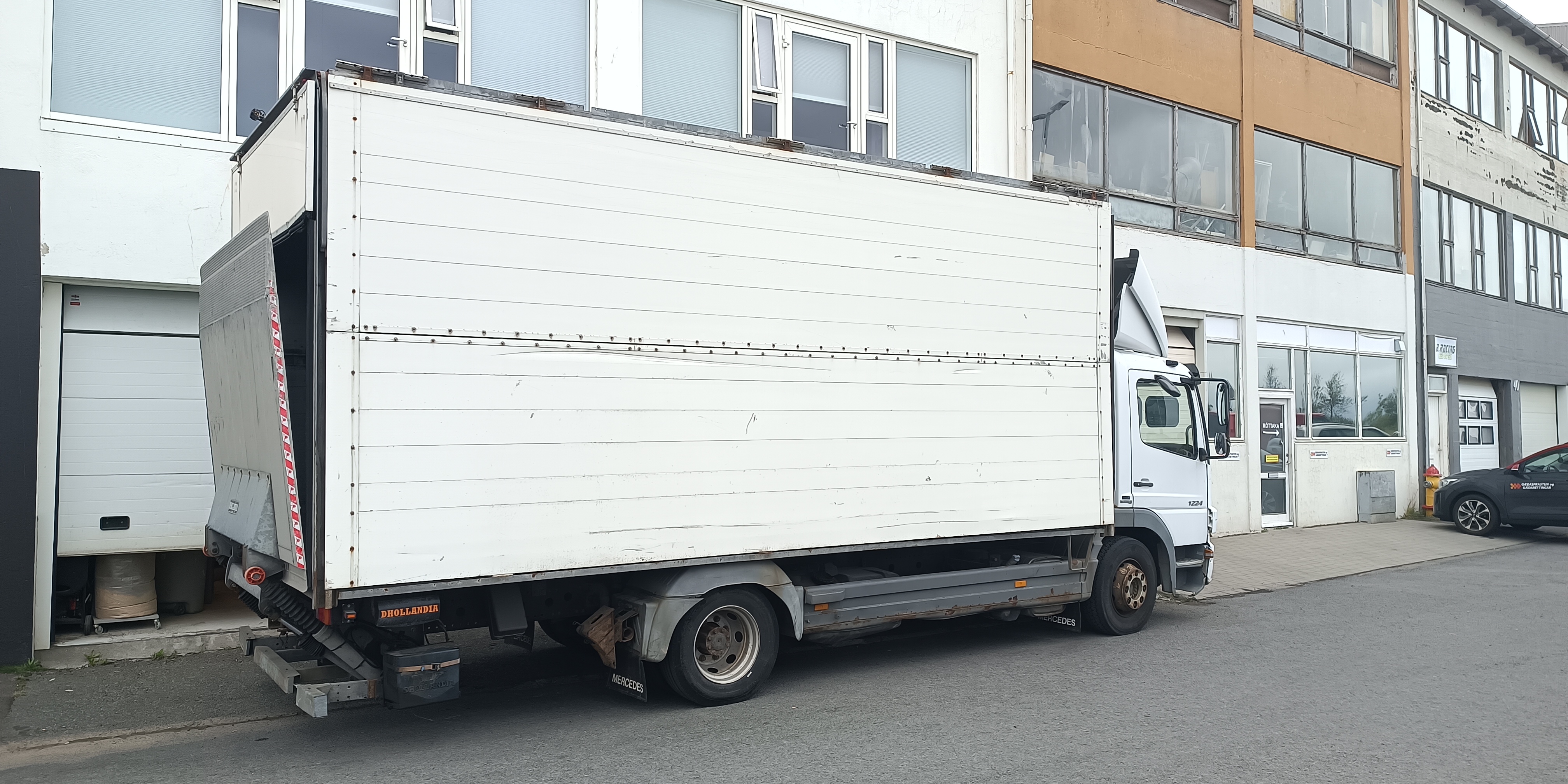 SELT / SOLD - Kassi og Dhollandia lyfta - 620 sm lengd og 250 sm breidd