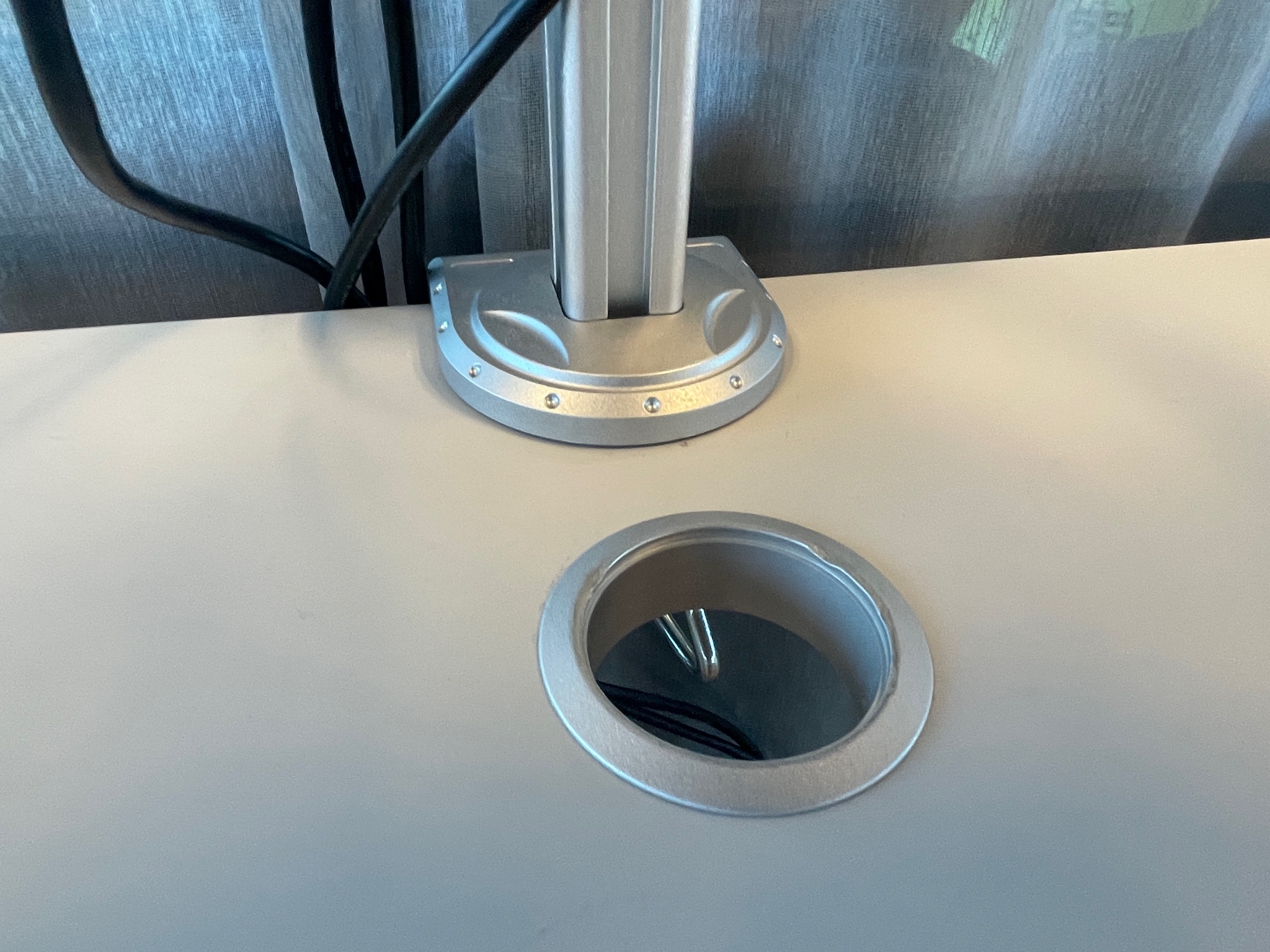 SELT / SOLD Vinnuaðstaða - Skrifborð ásamt 2 skjáum á armi, B140xD70 sm. 12