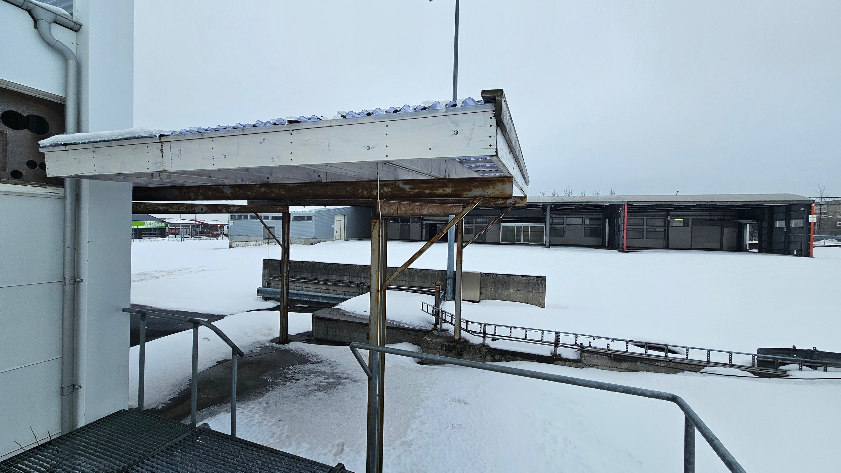 SELT / SOLD - Skýli, þakskyggni - sjálfstandandi 2