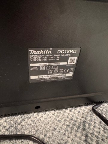 SELT / SOLD Makita ryksuguróbot með hleðslutæki og fjarstýringu 12