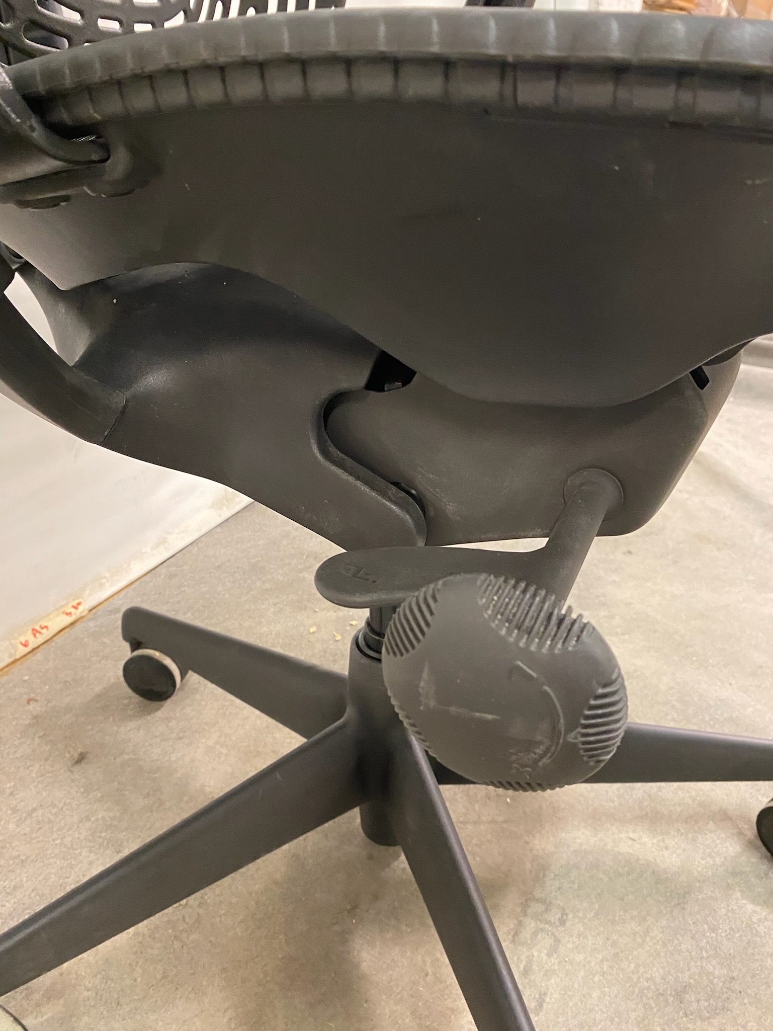 SELT / SOLD Herman Miller Mirra 11