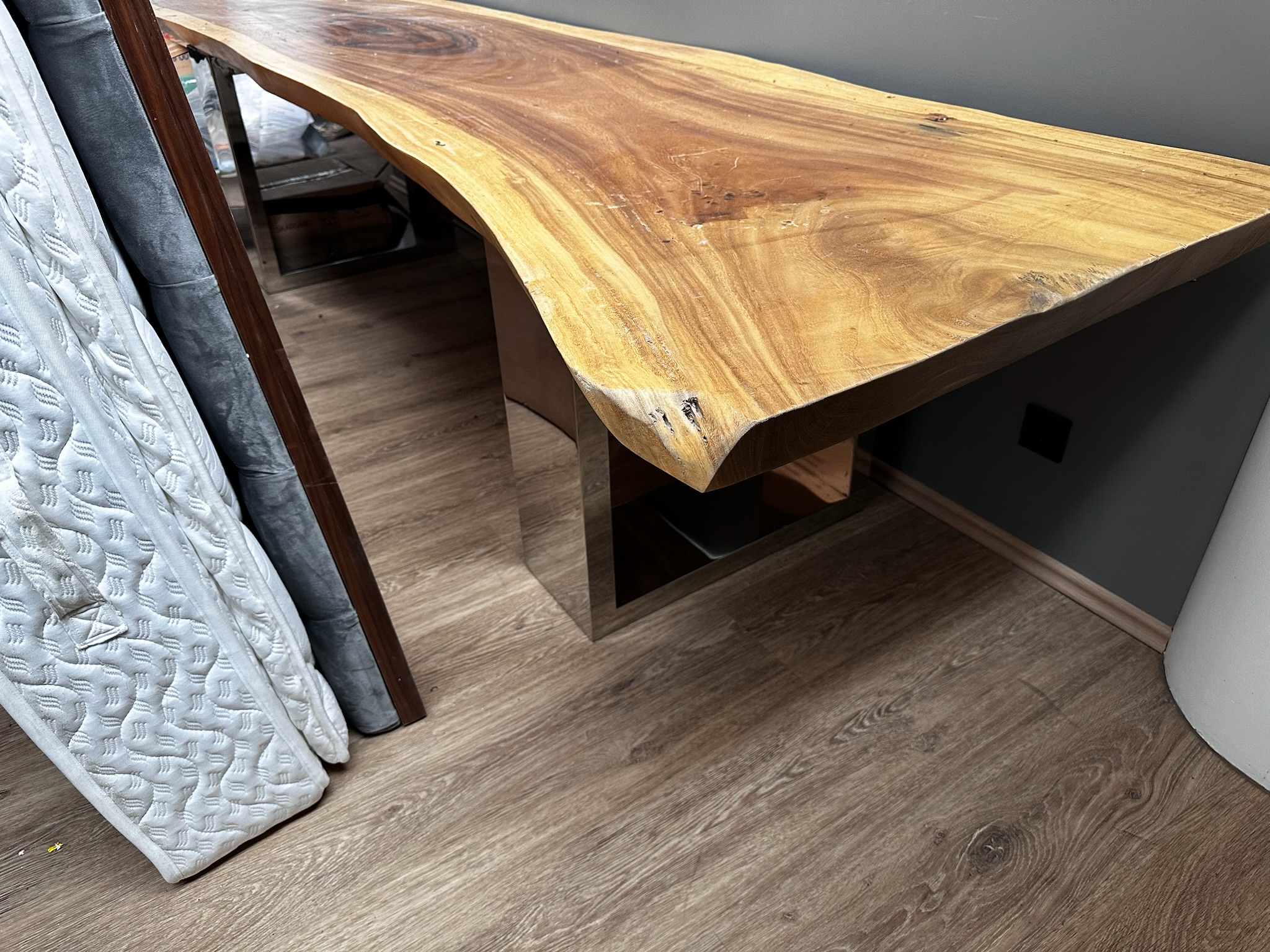SELT / SOLD - Gegnheilt viðarborð, B338 x D82 sm.