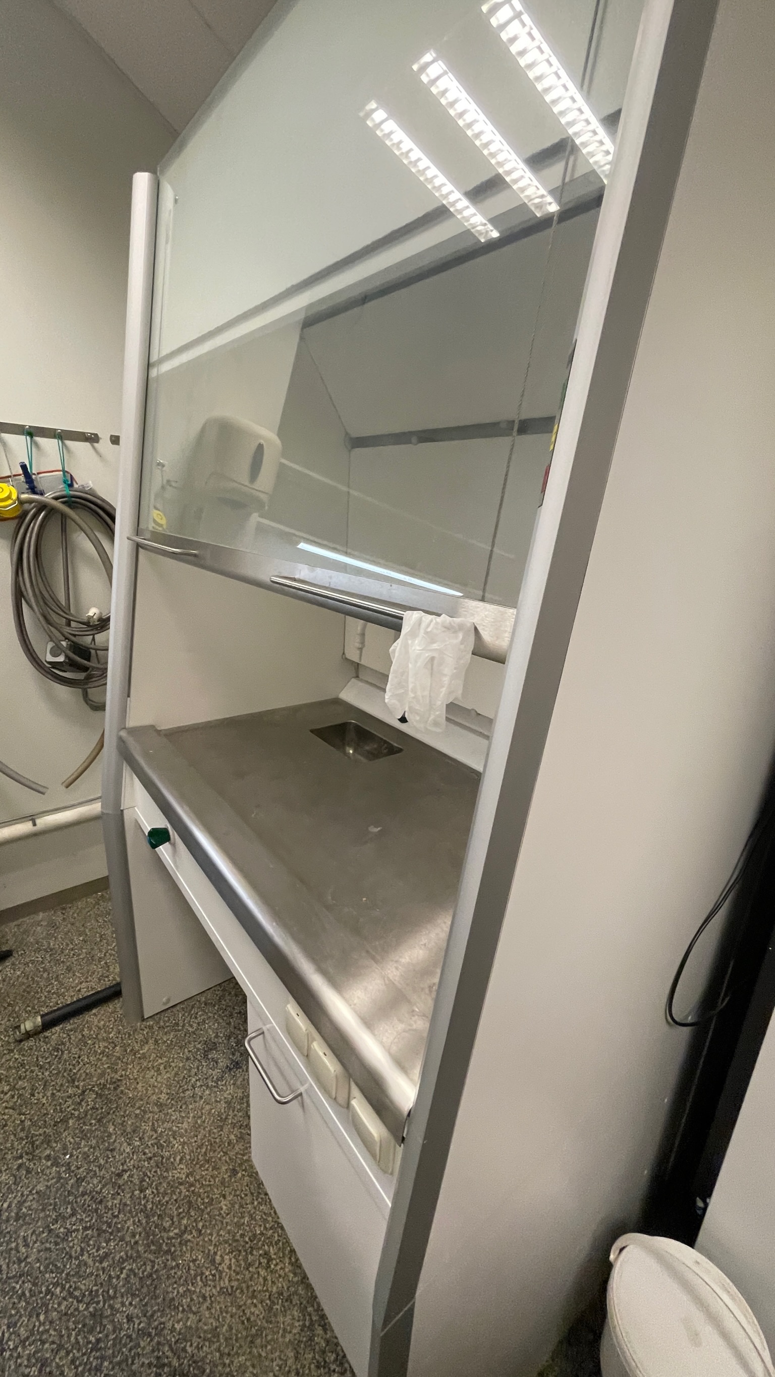 SELT / SOLD Stinkskápur / Fume cupboard 3