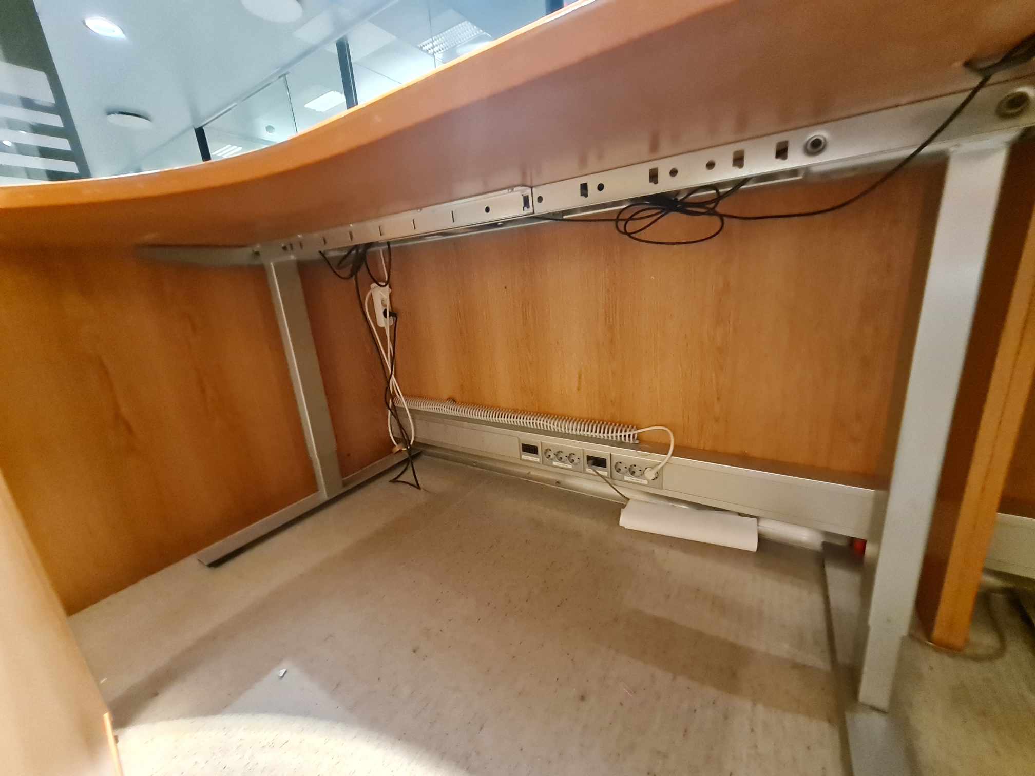 SELT / SOLD Móttökuborð - 2 starfsstöðvar/rafborð - sérsmíði - L377 sm. 12