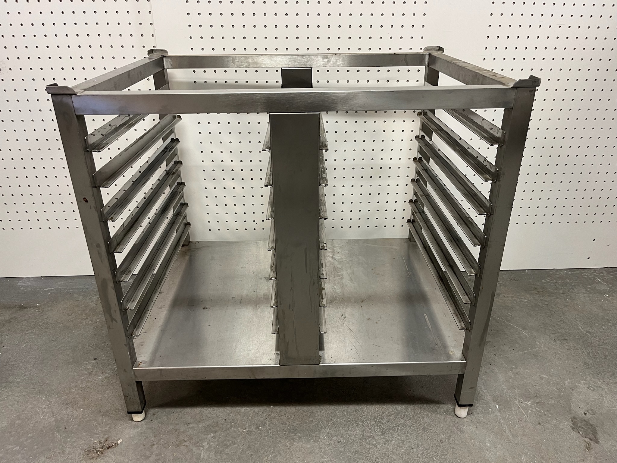 SELT / SOLD Standur undir ofn, B84xD64xH80sm. 2