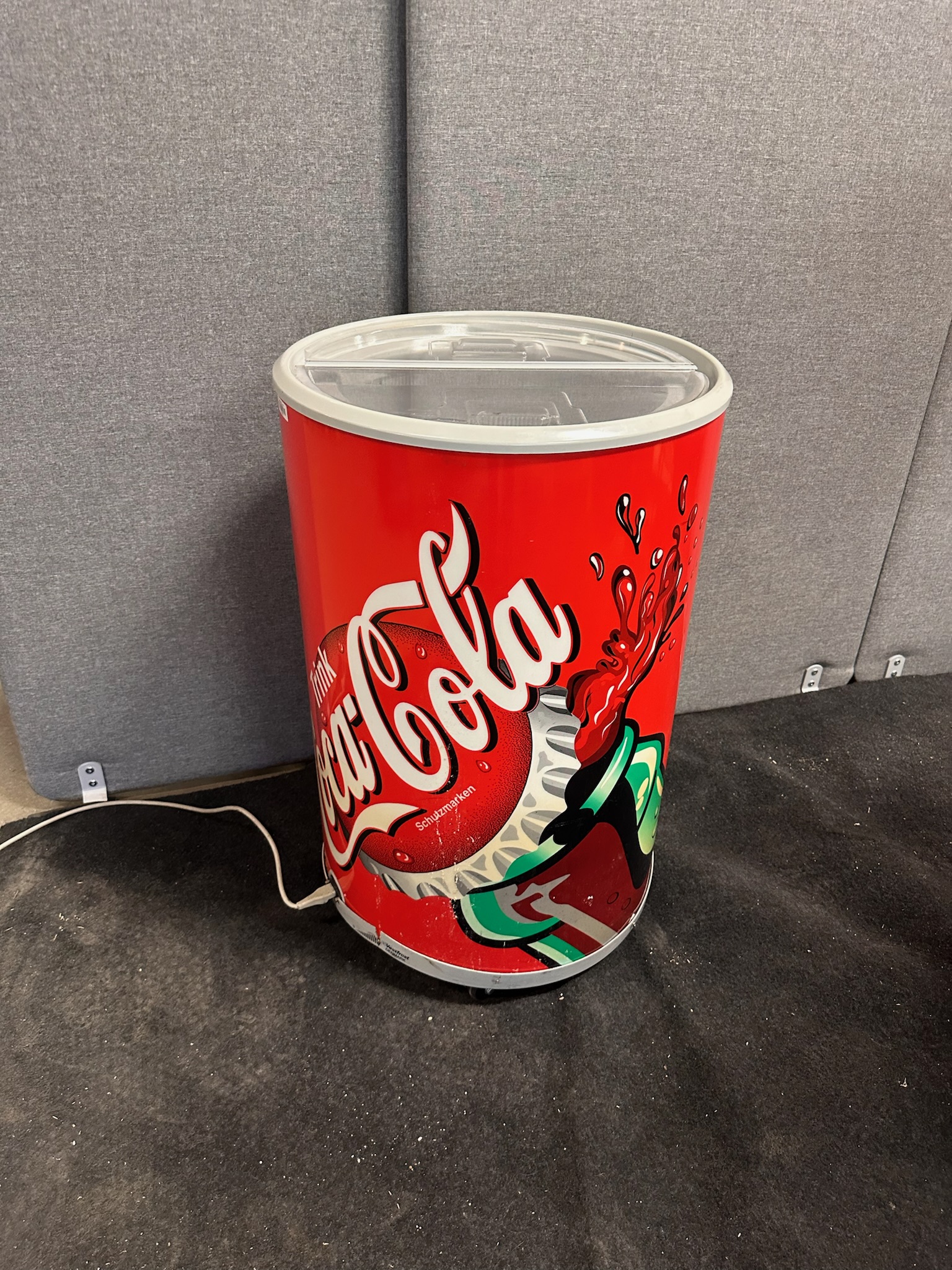 SELT / SOLD Coca Cola kælir á hjólum, H86 x Ø54 sm.