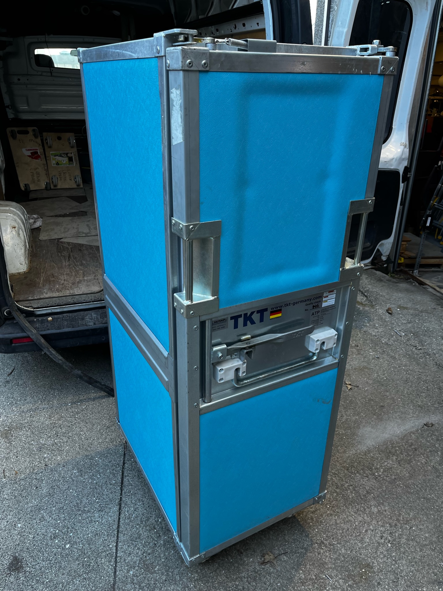 SELT / SOLD TKT Germany kælibox H-340 á hjólum