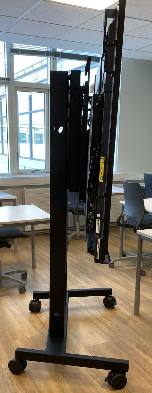 SELT / SOLD Promethean gagnvirkur snertiskjár á gólfstandi frá Ofar, 75'' 3