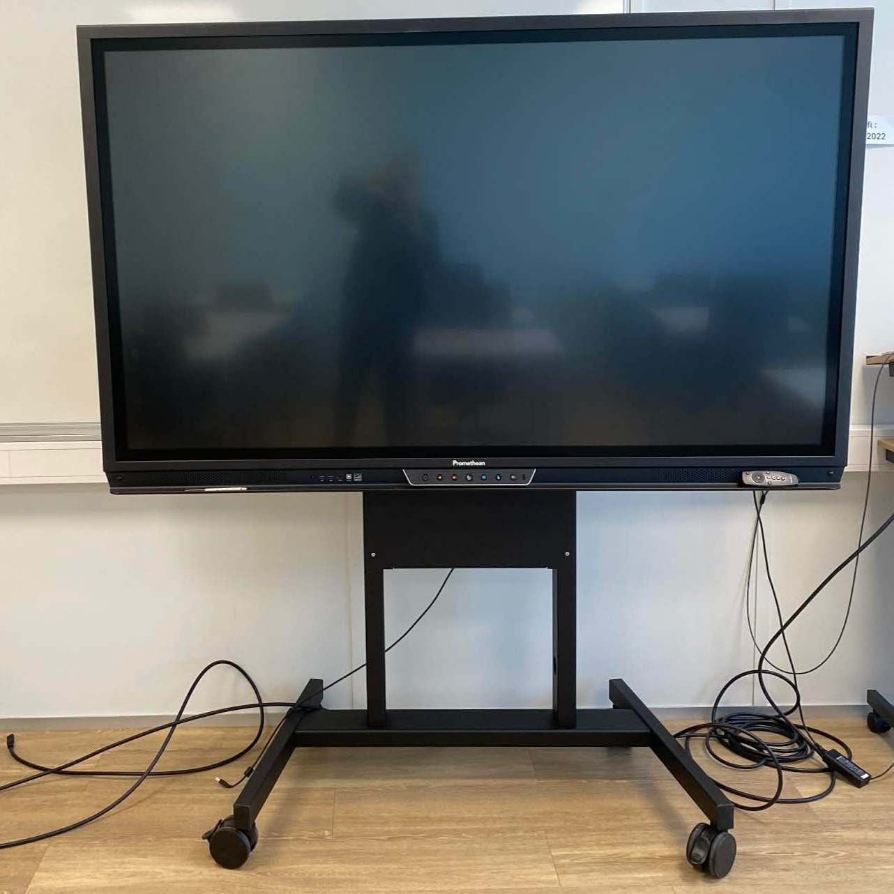 SELT / SOLD Promethean gagnvirkur snertiskjár á gólfstandi frá Ofar, 75''