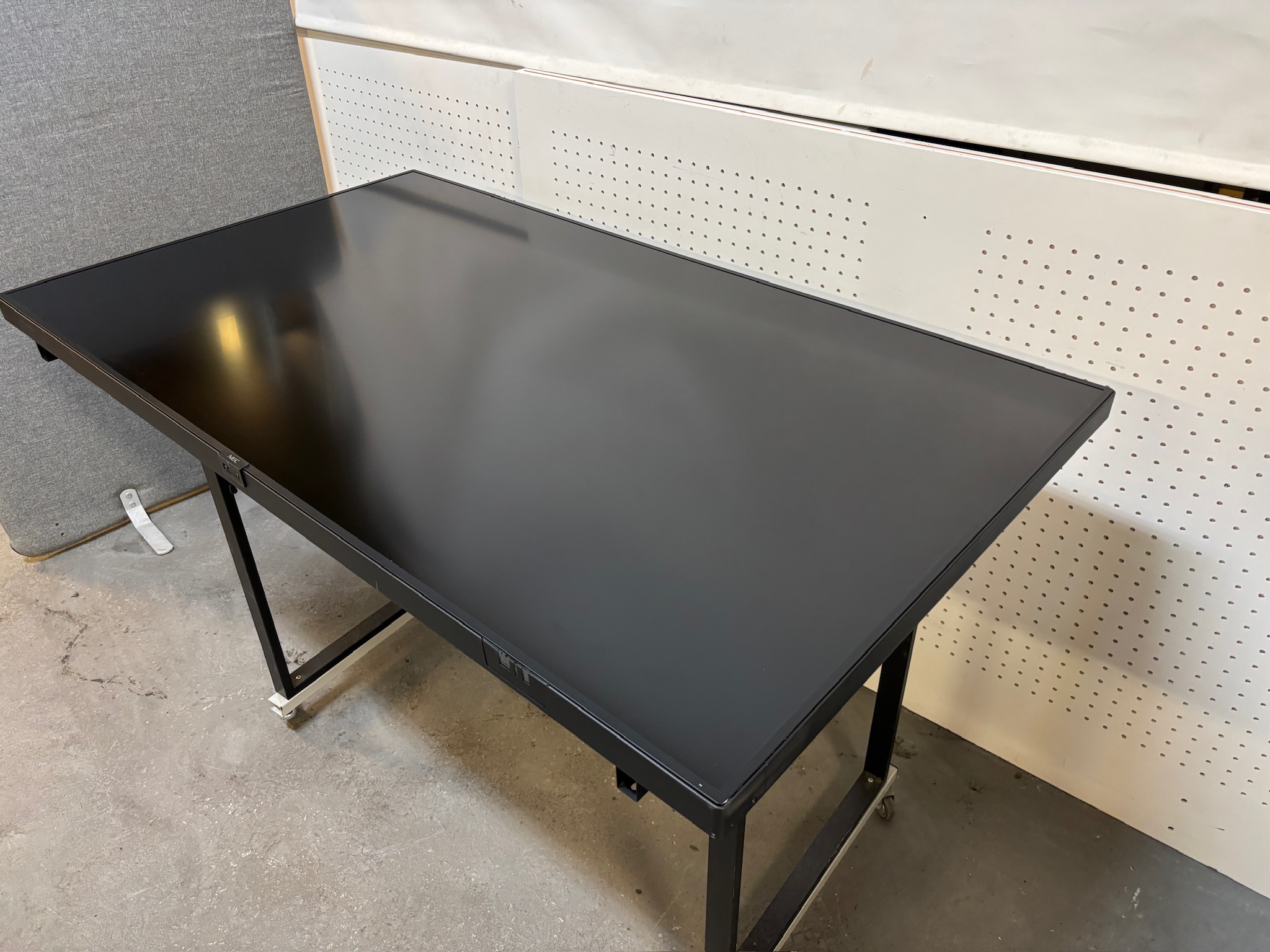 SELT / SOLD NEC upplýsingaskjár með veggfestingu, 4K LED, 65'', 24/7 2