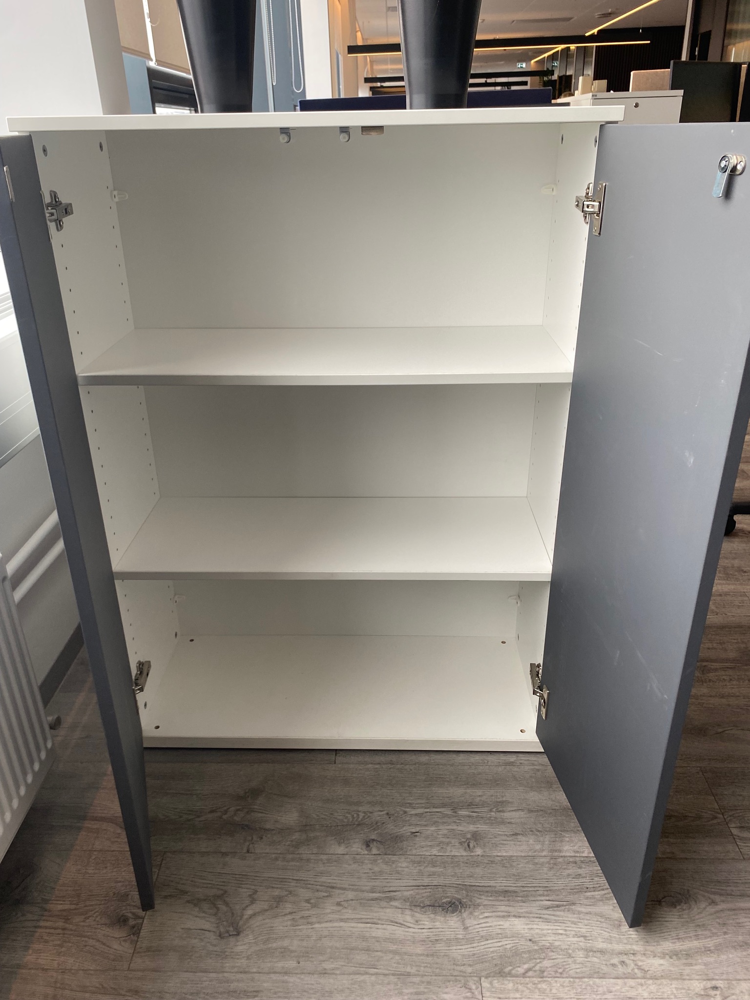 SELT / SOLD Skrifstofuskápur, hvítir/gráir frá ÁG, H109 x B80 x D34 sm 4