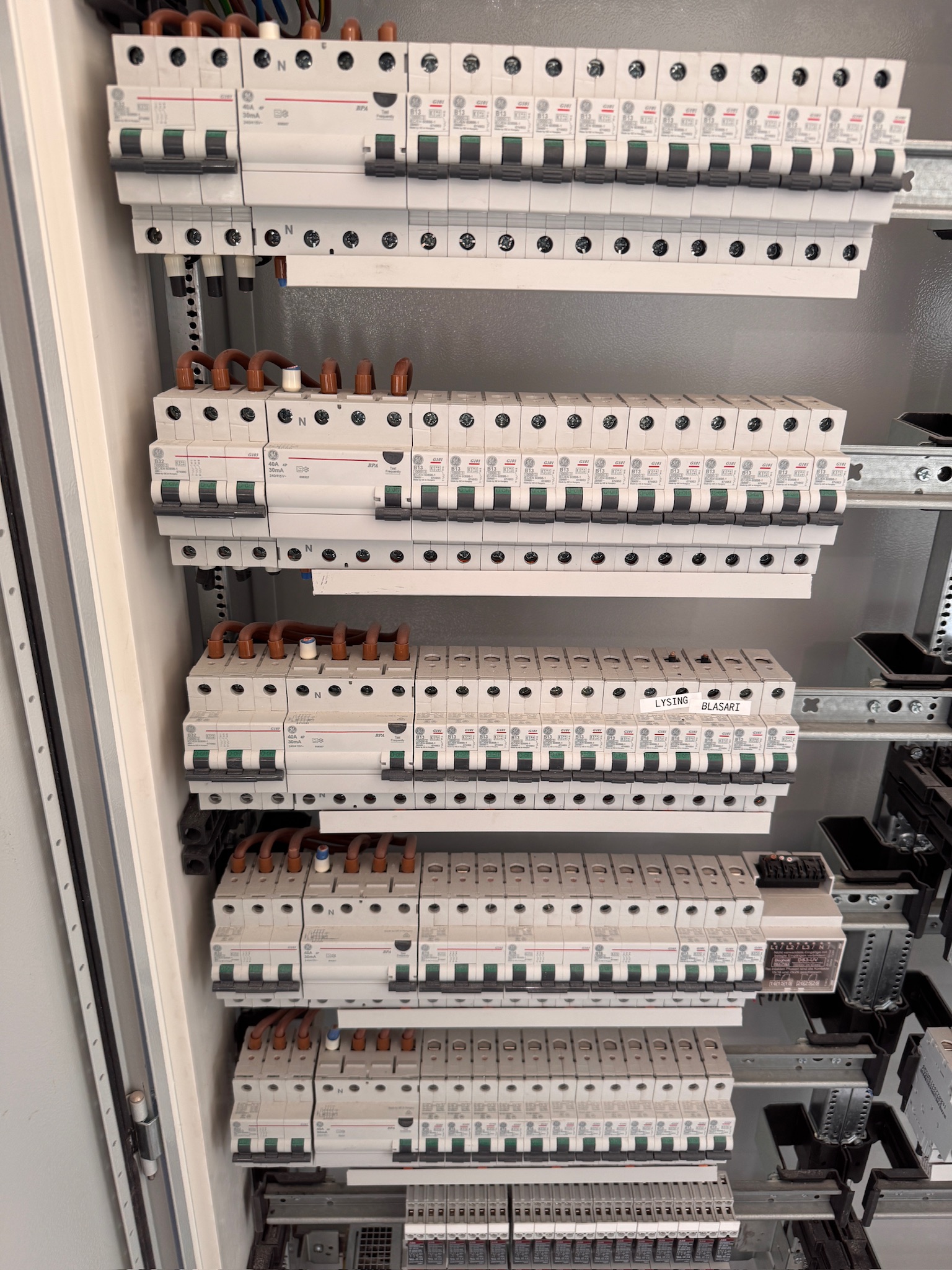 SELT / SOLD Hager rafmagnstafla, H185xB105xD28sm. 9