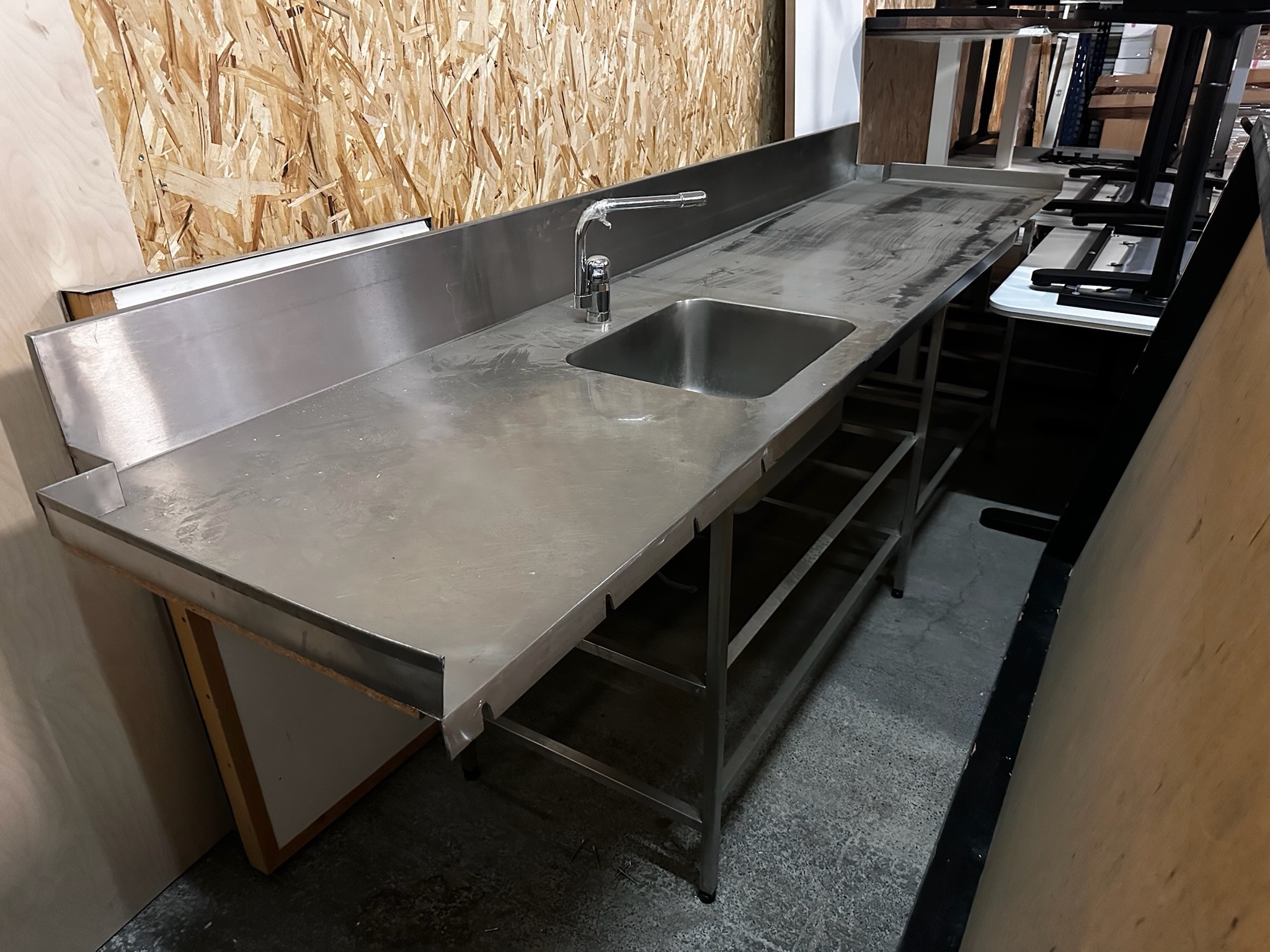 SELT / SOLD Ryðfrítt stálborð með vaski, krana og kant, L310 B71 x H90s 2