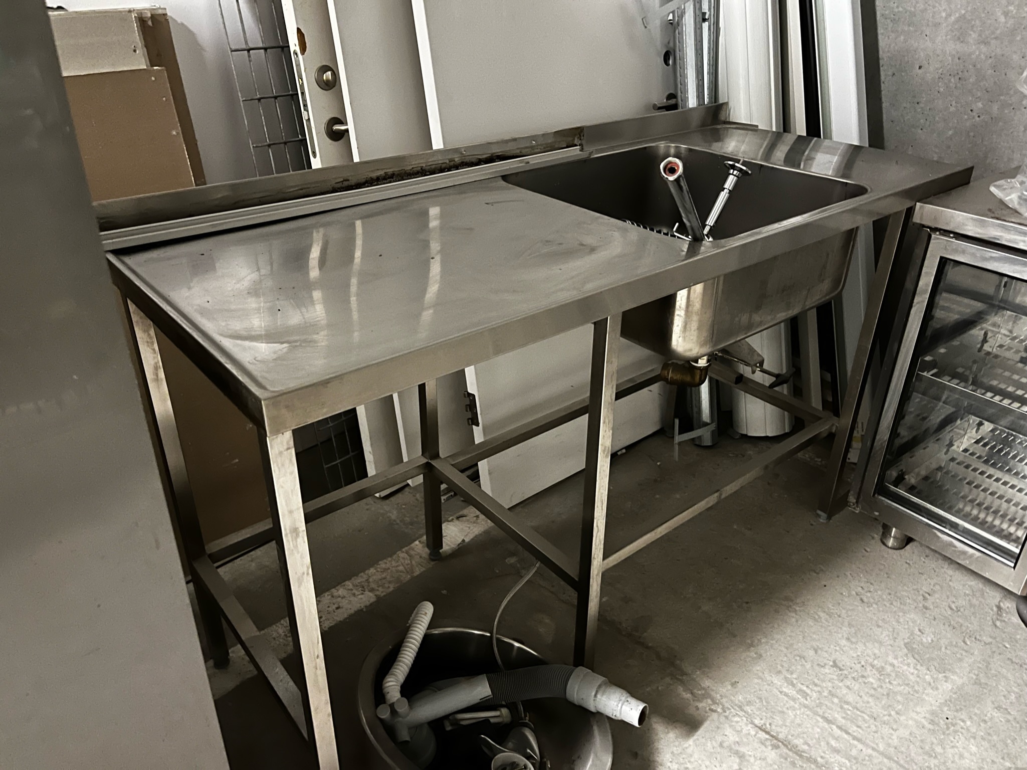 SELT / SOLD - Nicro stálvaskur með blöndunartæki h91xd65x160