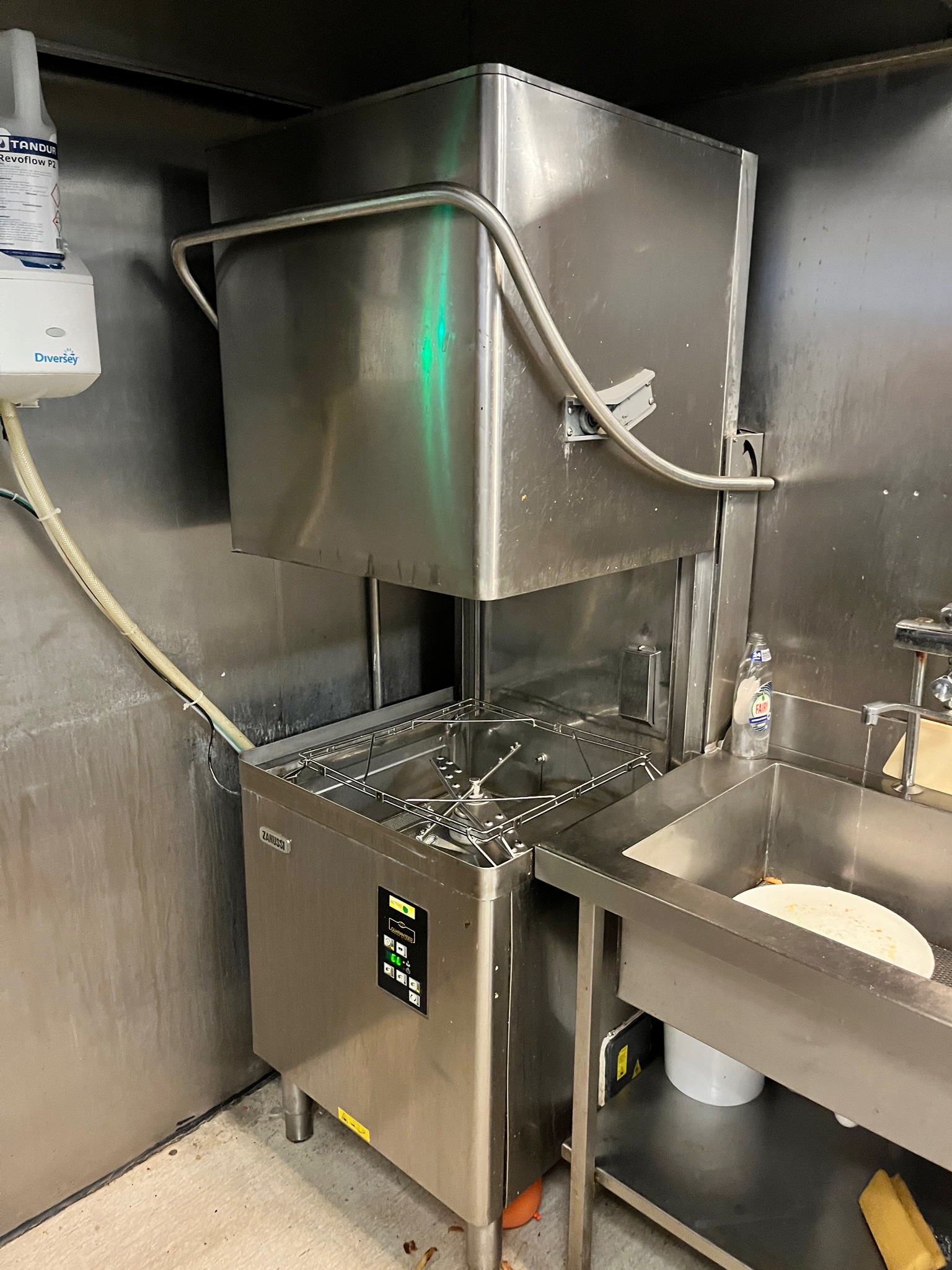 SELT / SOLD Zanussi húddvél ásamt sápuskammtara