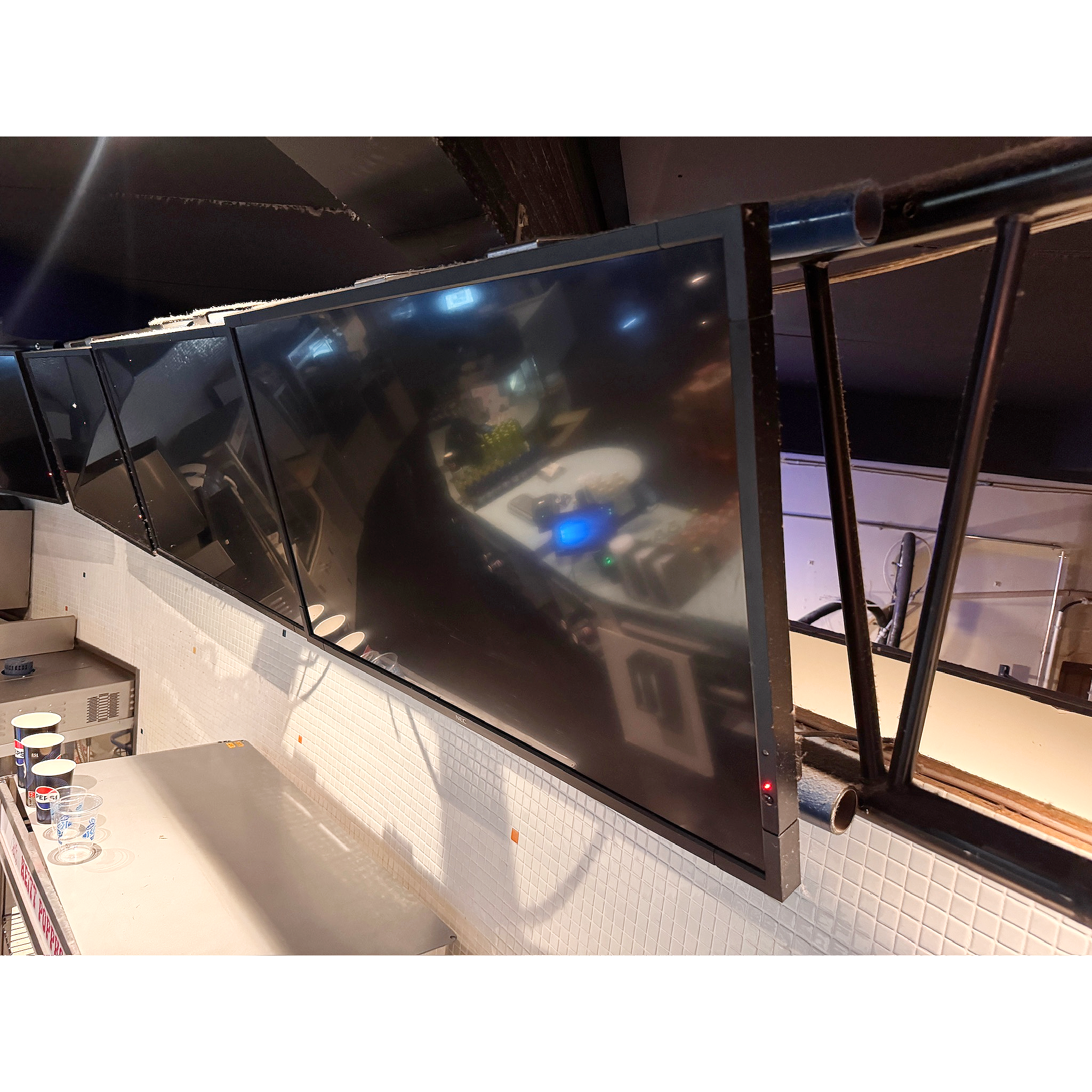 SELT - SOLD NEC upplýsingaskjár, LED, 42'' (8 stk.) - Sambíóin Álfabakka 2