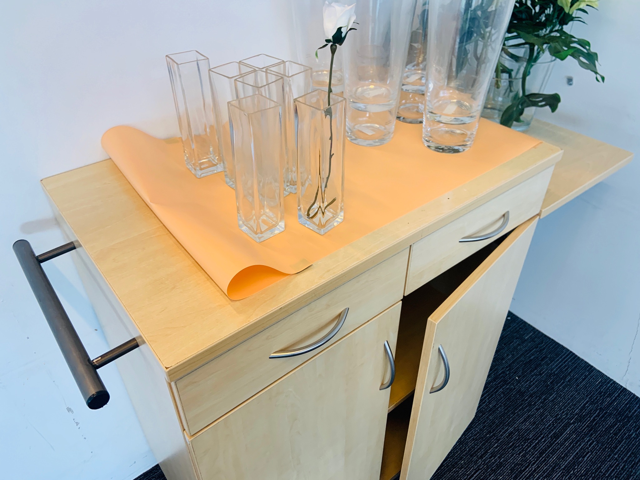 SELT / SOLD Fráleggsborð og skápur 12