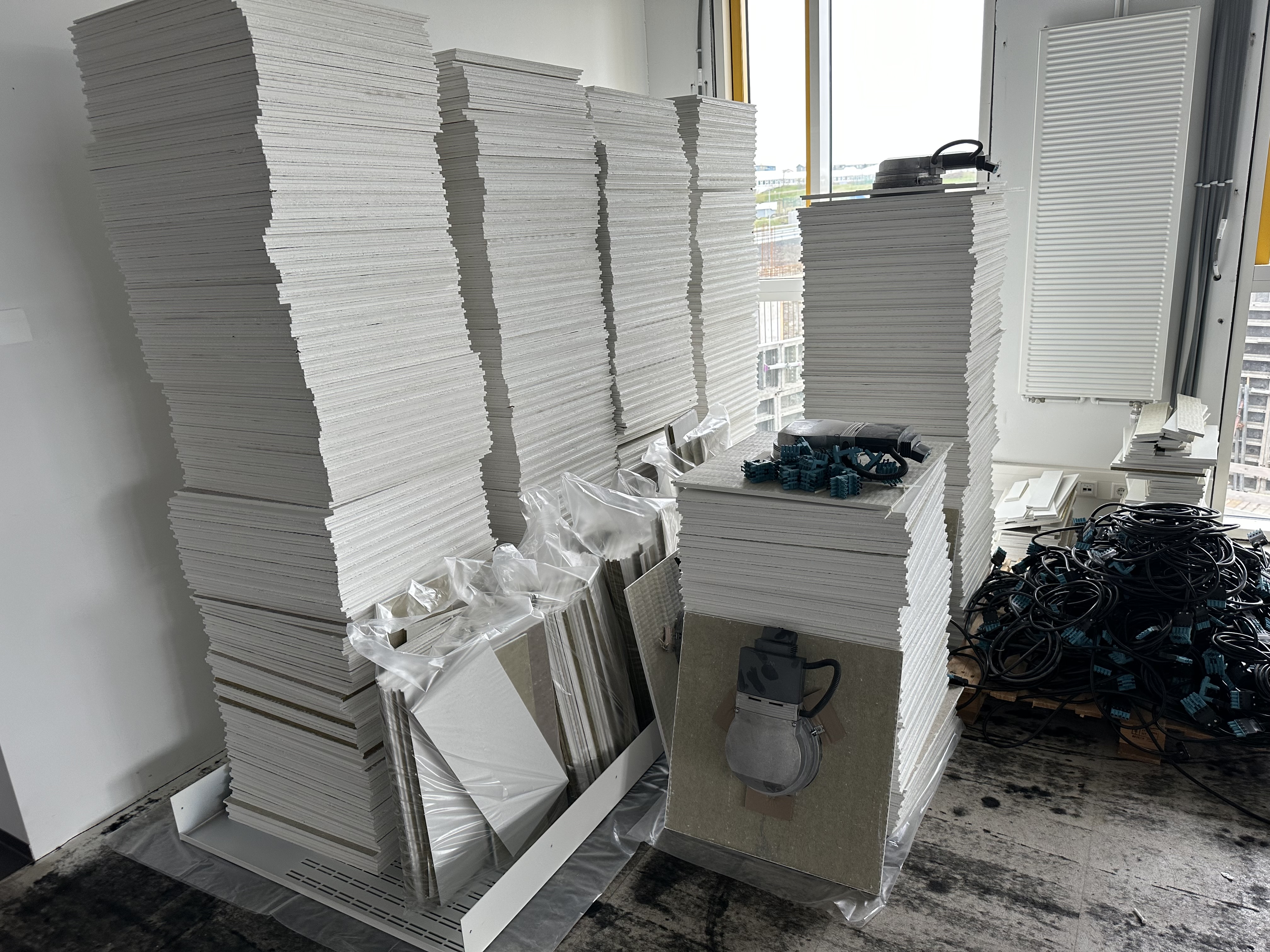 SELT / SOLD - Kerfisloft - ljós - plötur 300 fm. 9