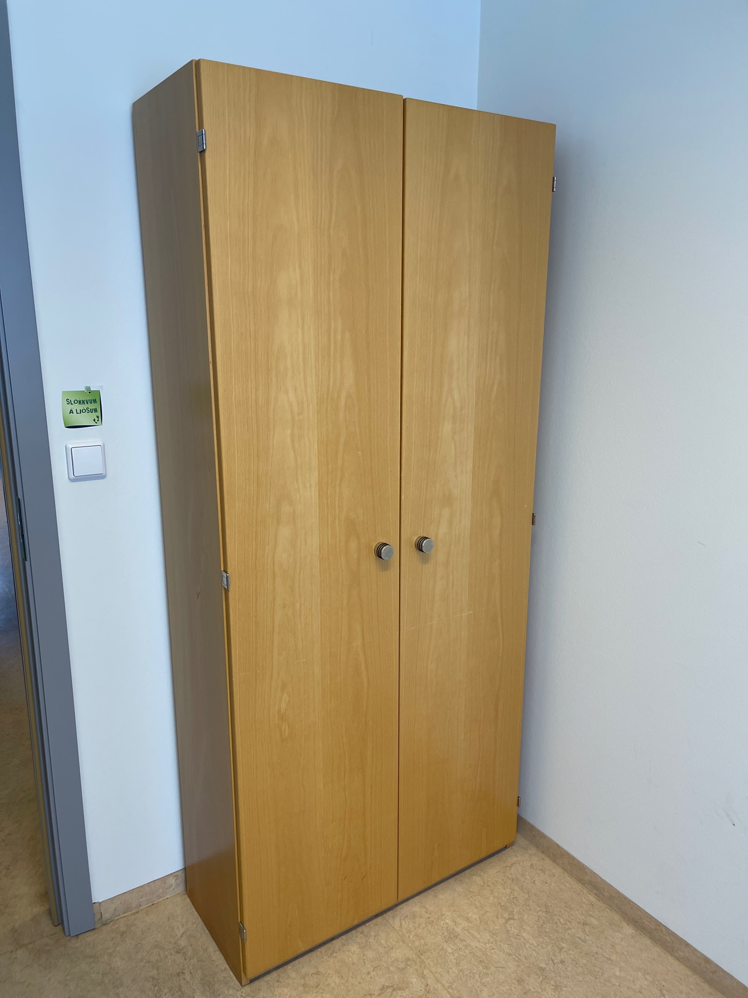 SELT / SOLD Skrifstofuskápur - H185 x B81 sm.