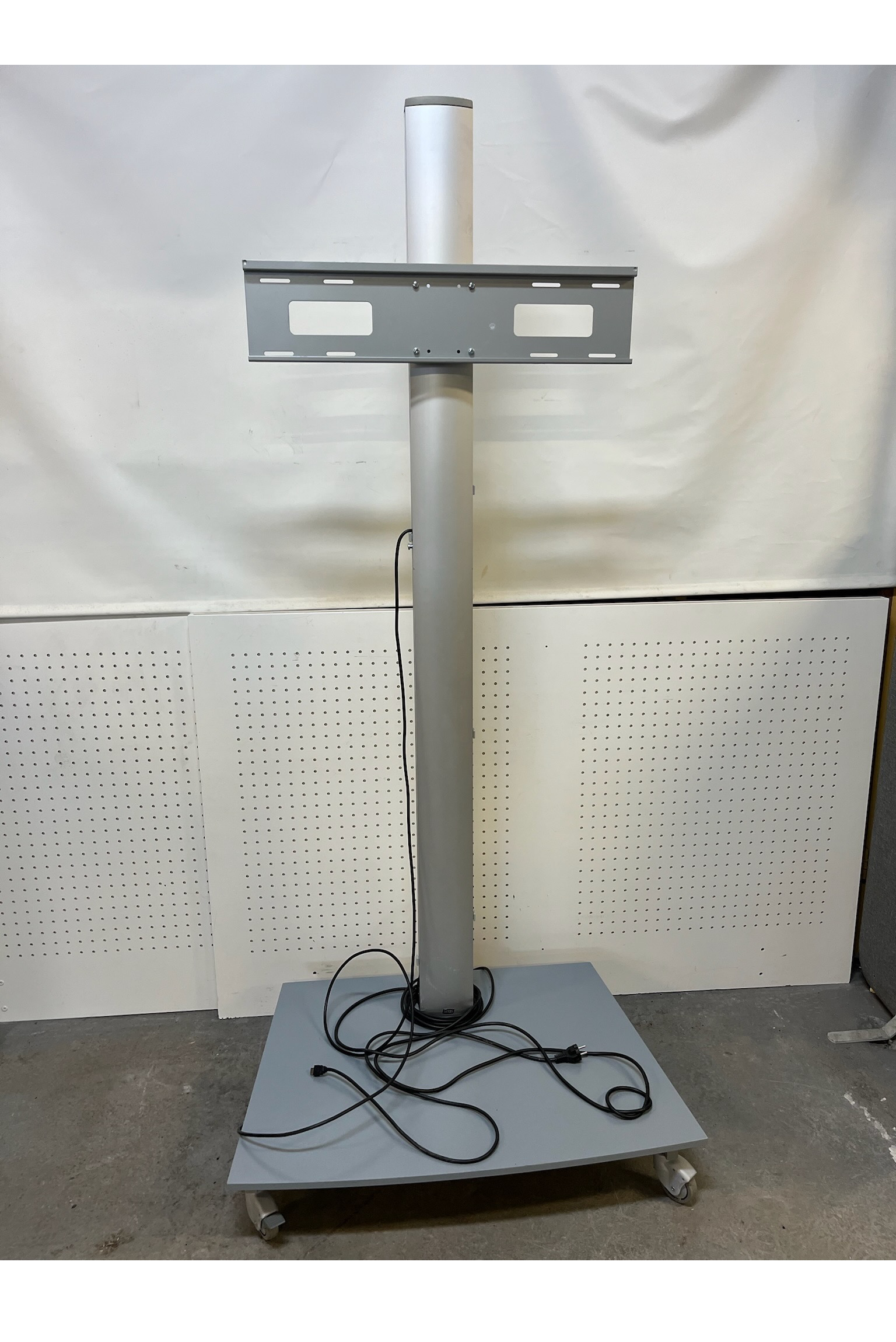 SELT / SOLD SMS gólfstandur á hjólum f. skjái frá Ofar, H217xB76sm.