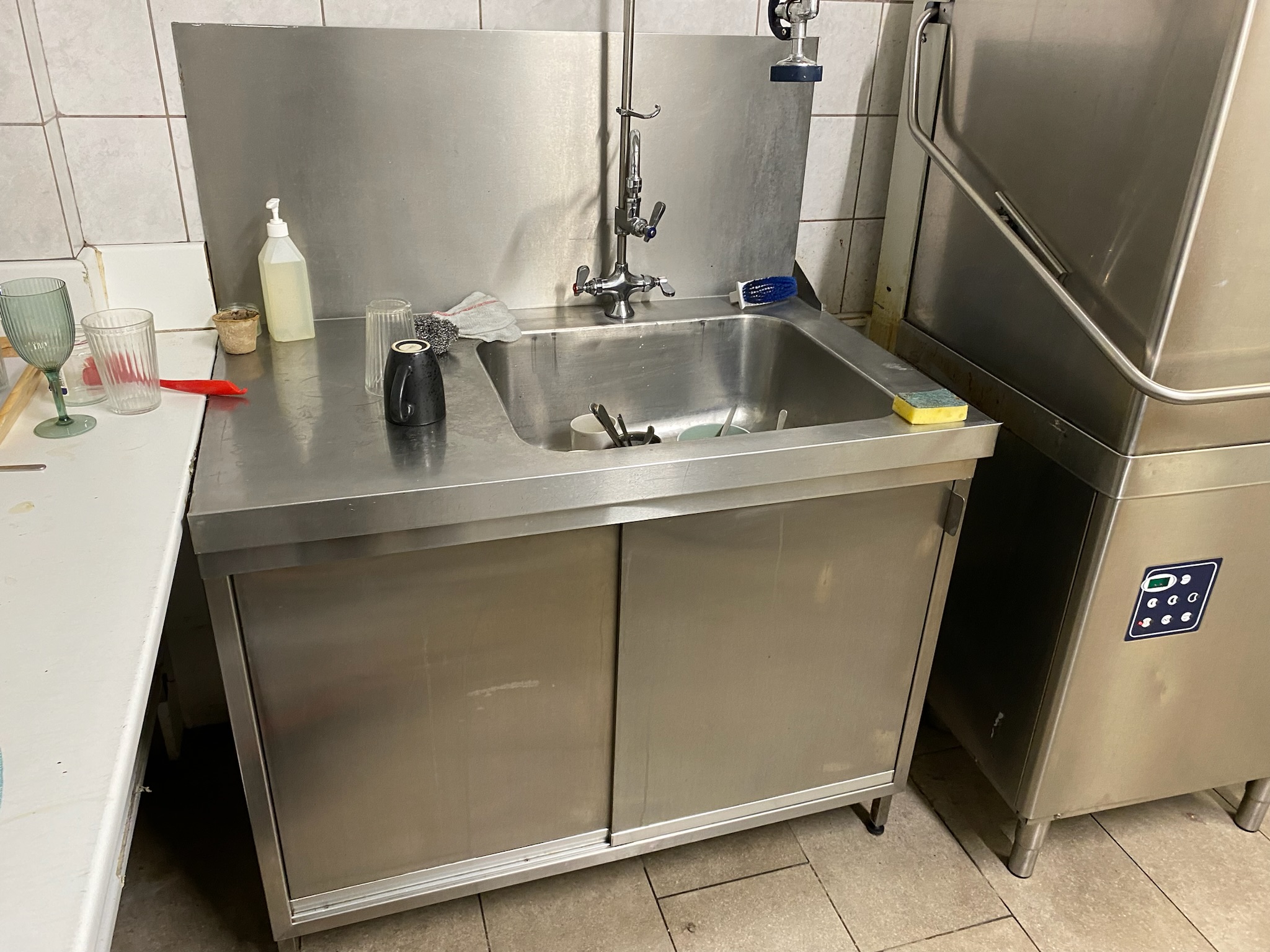 SELT / SOLD Stálborð með vaski og blöndunartækjum, B112 x D70 x H90 sm. 2