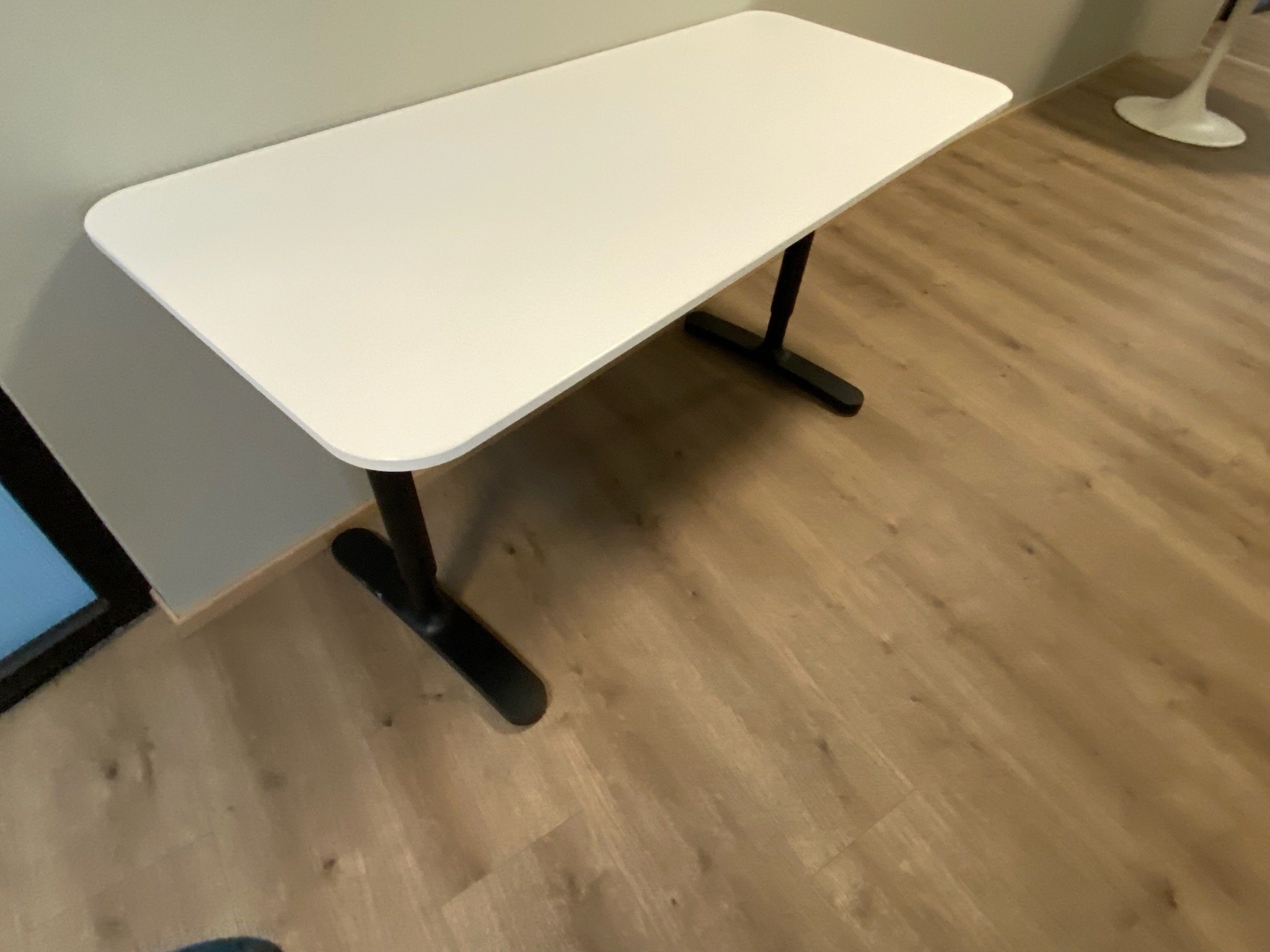 SELT / SOLD Skrifborð IKEA 140sm. x 60sm. 2