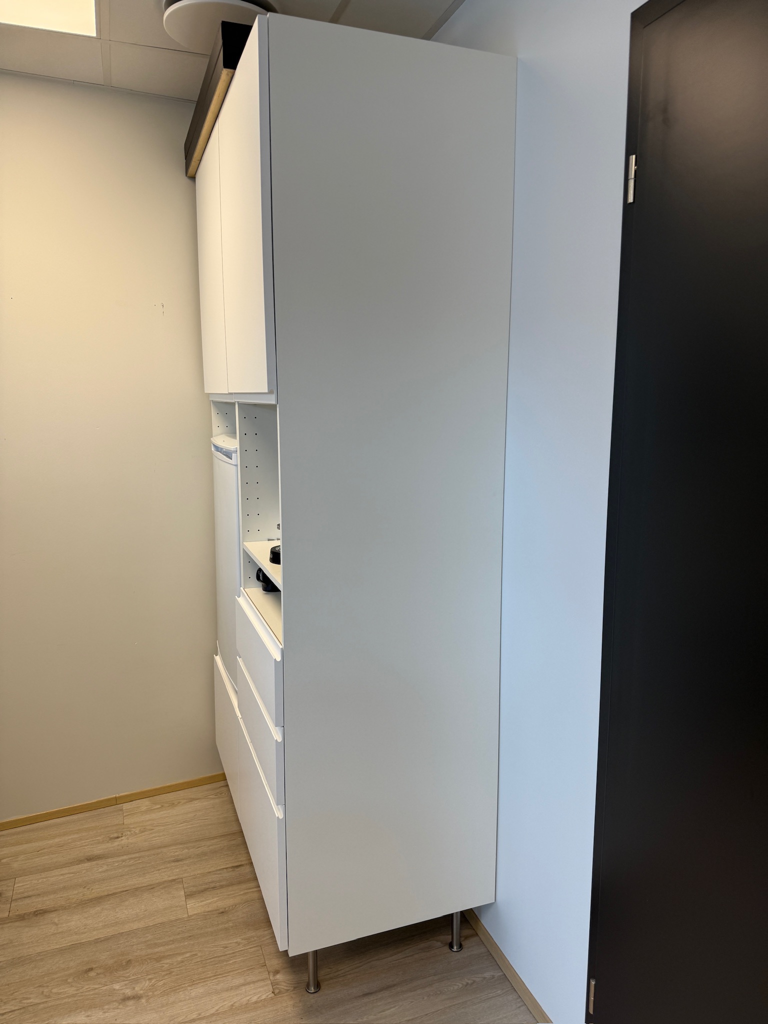 SELT / SOLD IKEA innrétting með Logik kæliskáp, H236xB121sm. 4