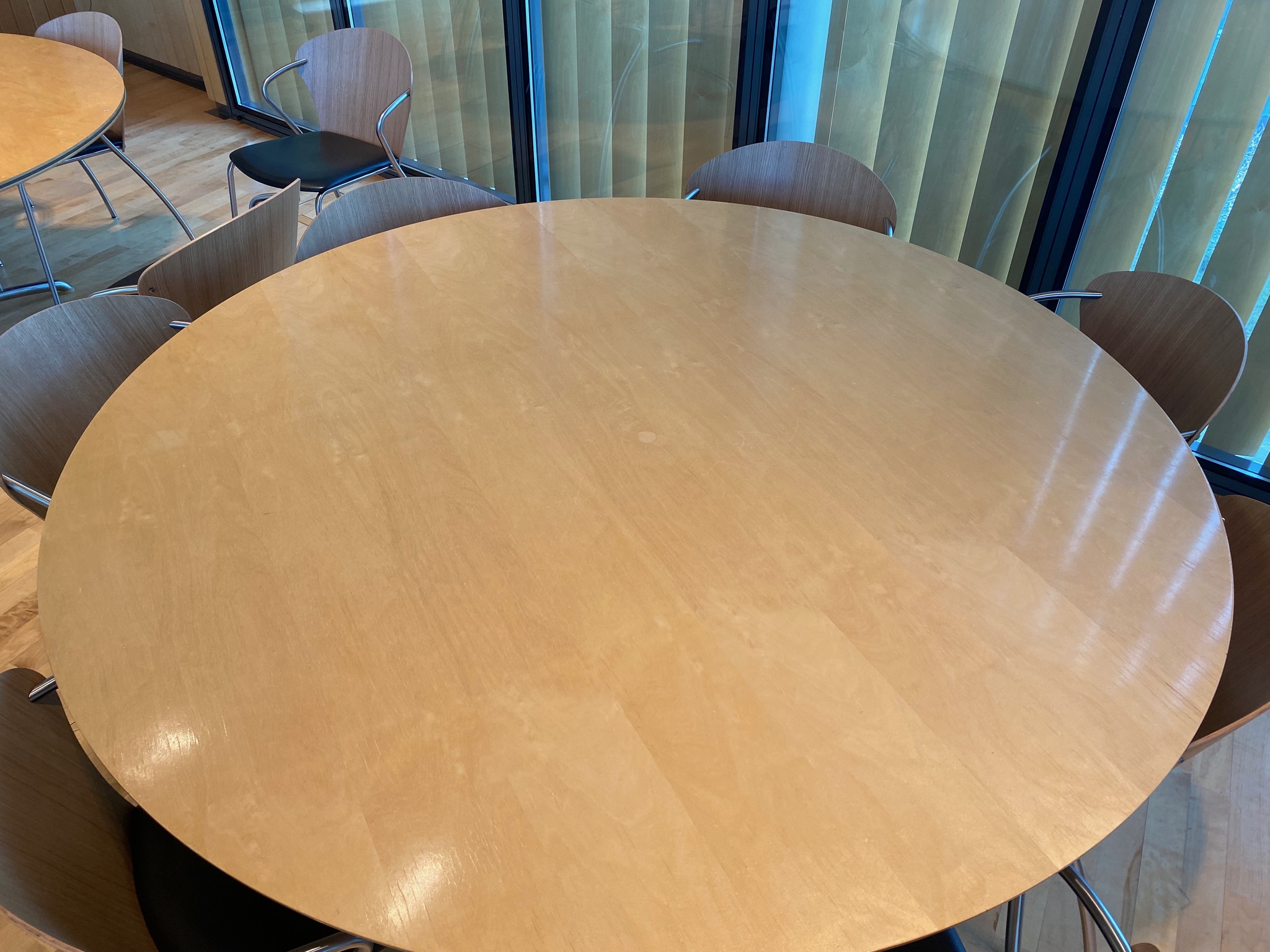 SELT / SOLD Hringborð / fundarborð, 5-7 manna, Ø180 og Ø145 sm. - Alþingi 3