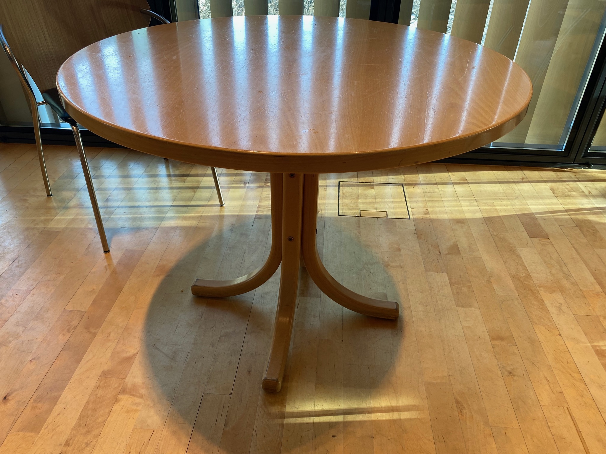 SELT / SOLD Hringborð, B95 x H74 sm. - Alþingi 2