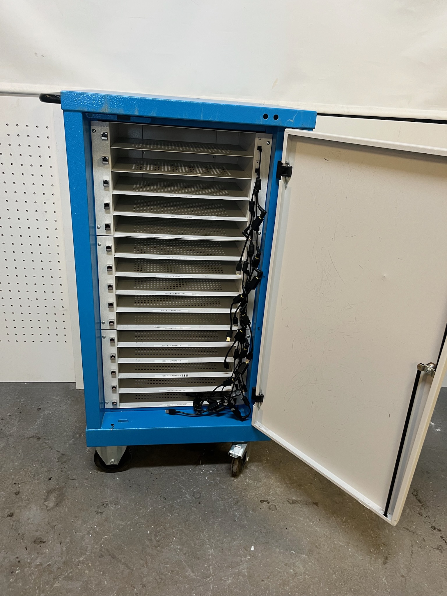 SELT / SOLD SmartLine hleðsluskápur 3