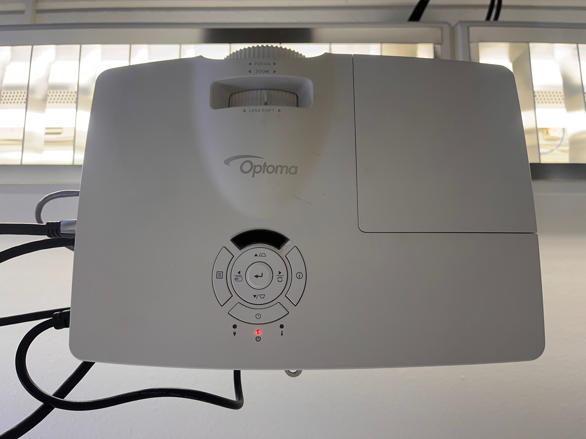 SELT / SOLD Optoma skjávarpi með loftfestingu 3