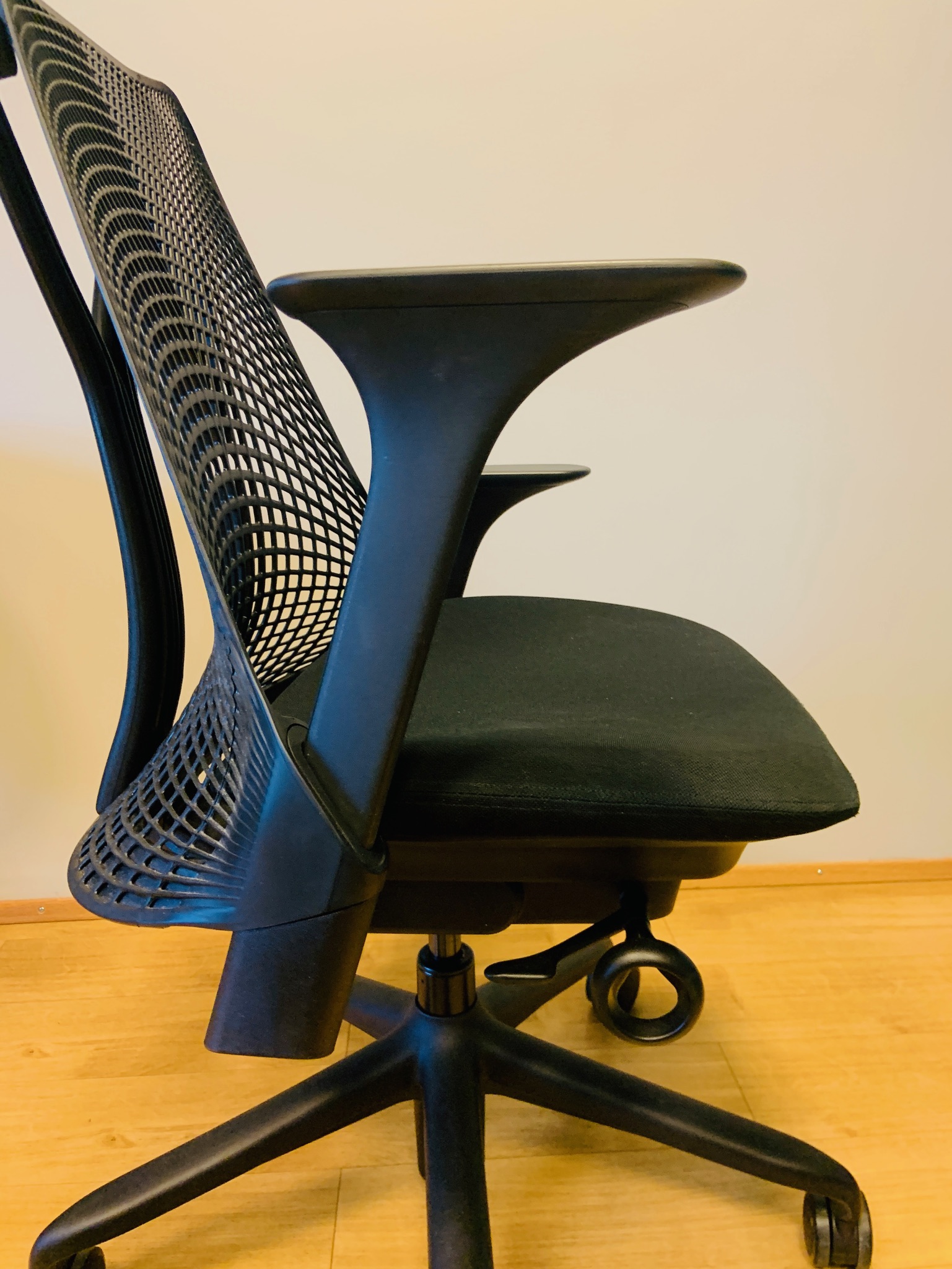 SELT / SOLD Herman Miller Sayl frá Pennanum 6
