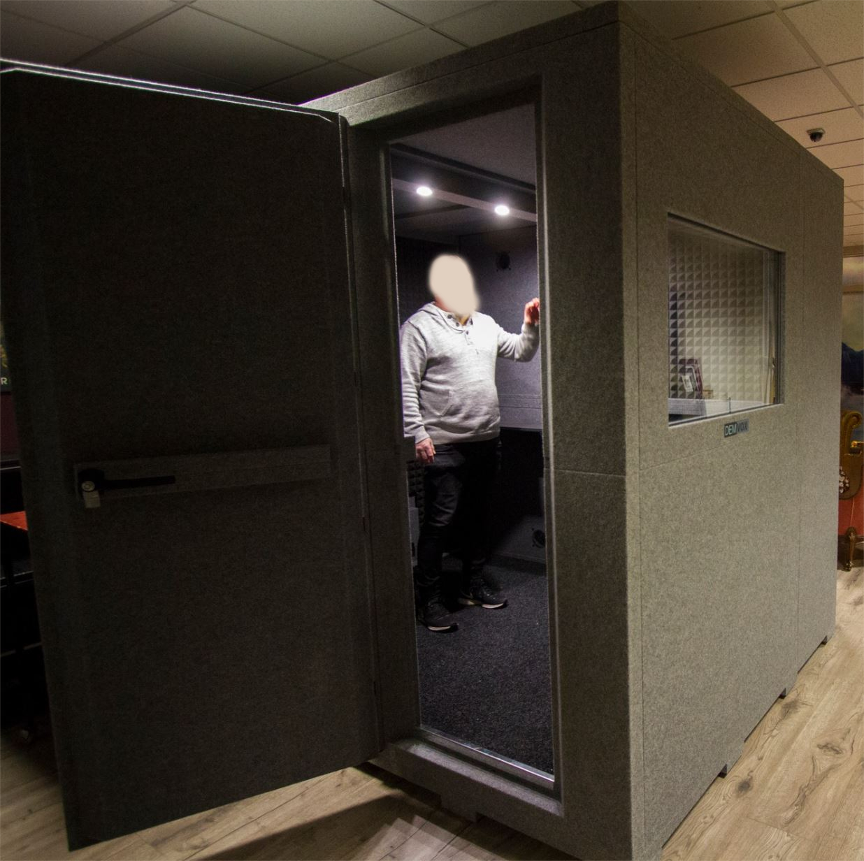 SELT / SOLD Demvox - næðisklefi - upptökuklefi - podkastklefi - vönduð 4