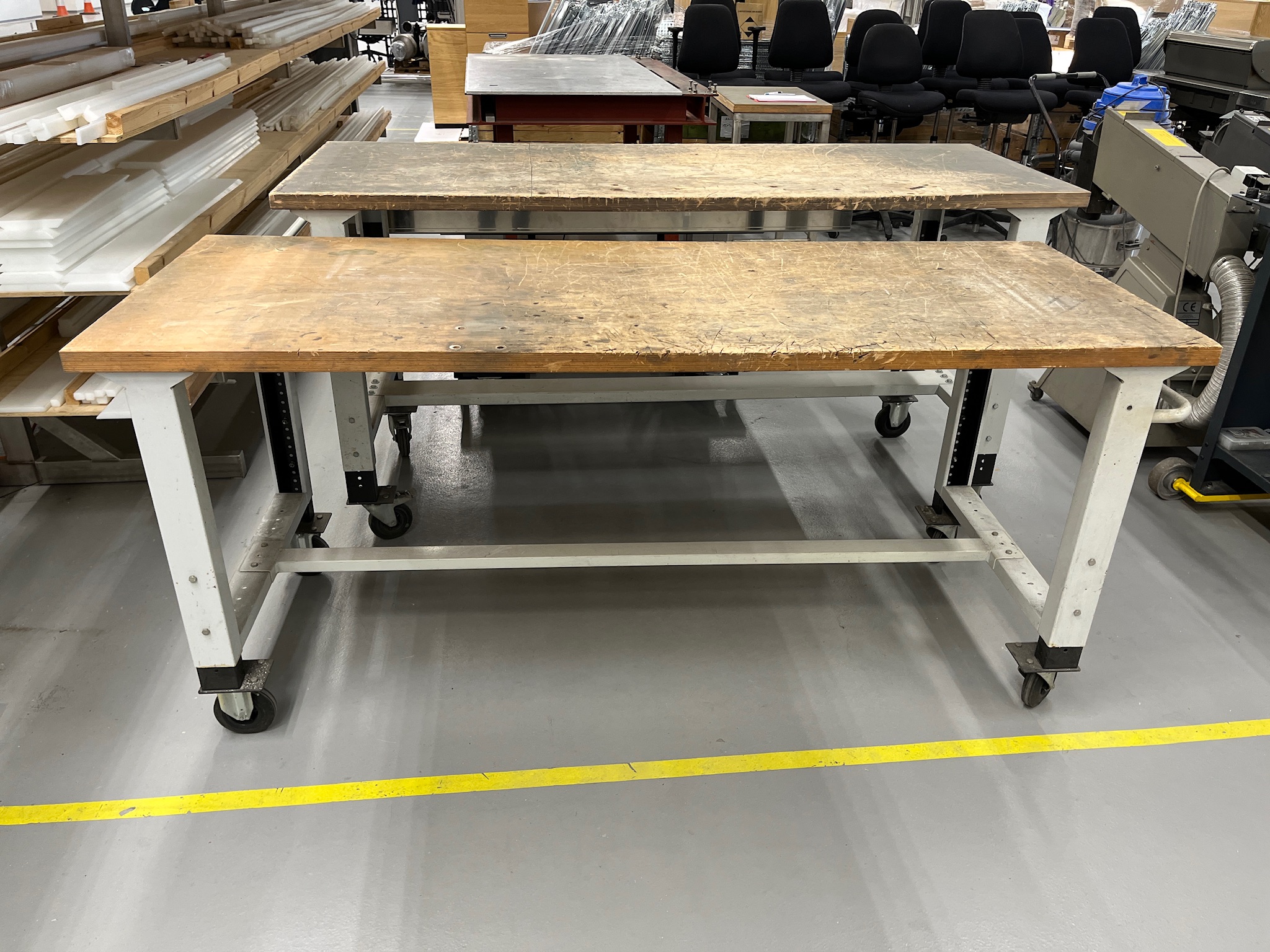 SELT / SOLD - Gegnheilt vinnuborð á hjólum, B200 x D75 x H90 sm. 2