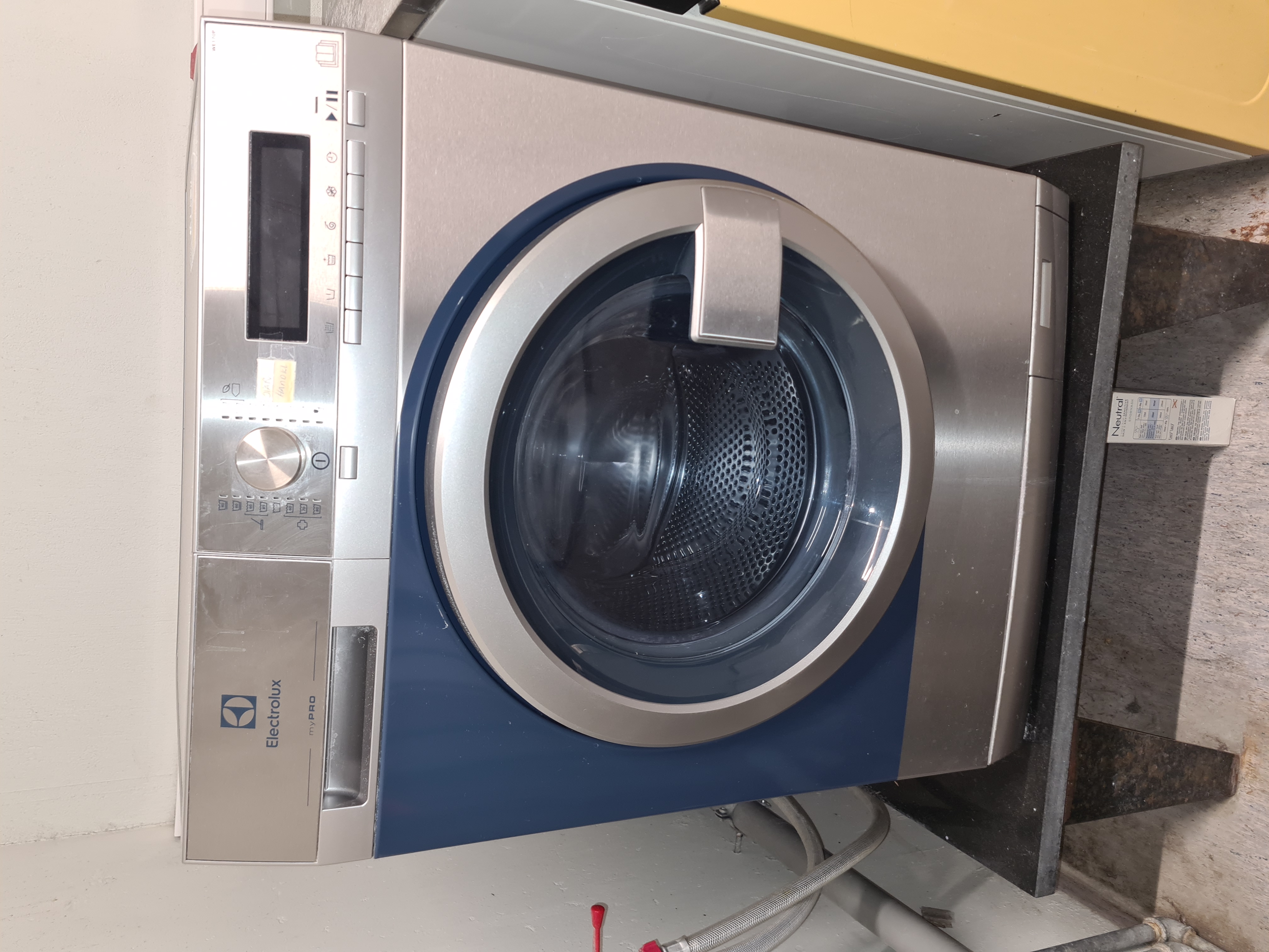 SELT / SOLD - Electrolux WE170P 8 kg. iðnaðarþvottavél