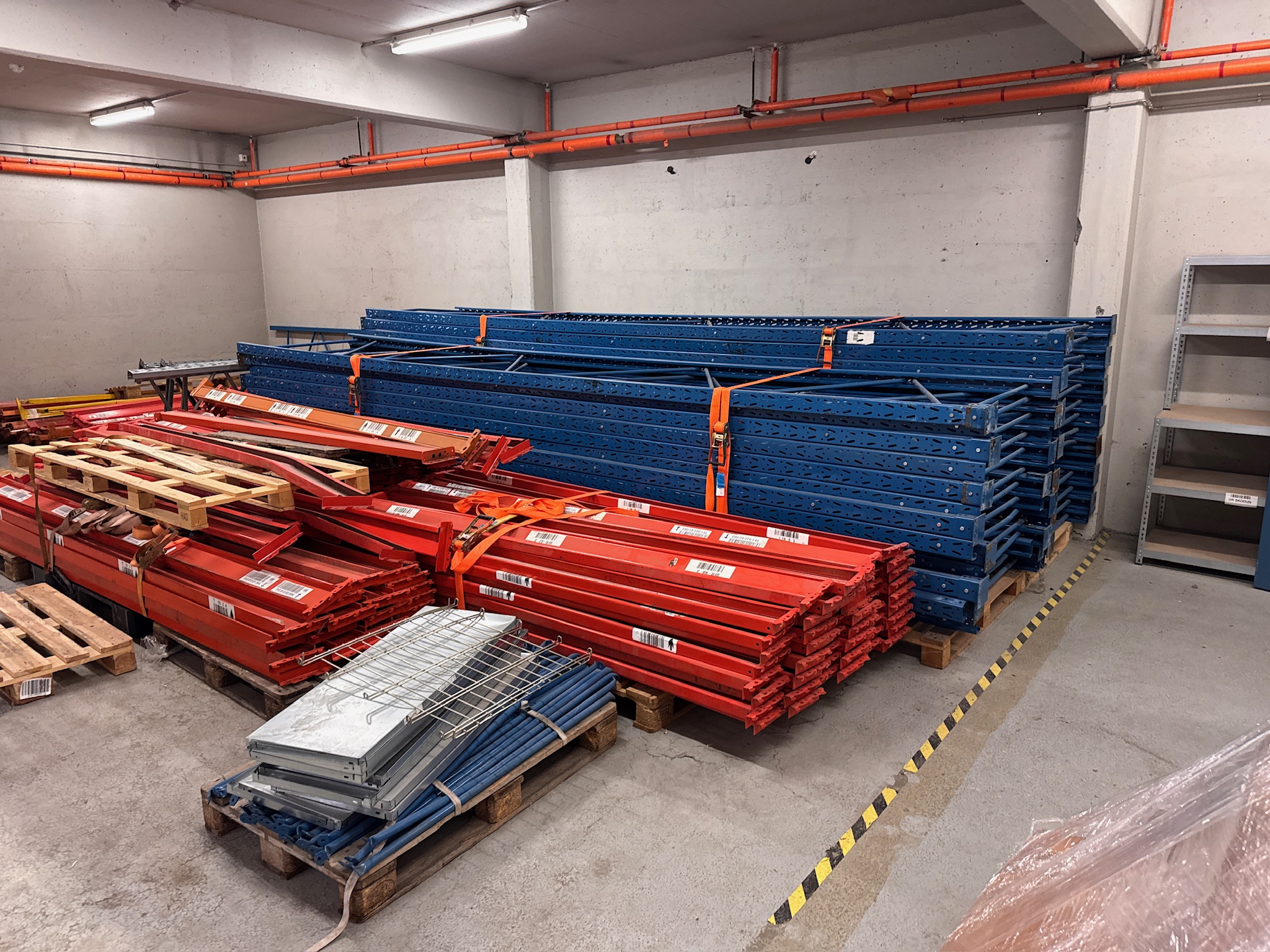 SELT / SOLD Brettarekkar, H7m x B270 x D110 sm. 2
