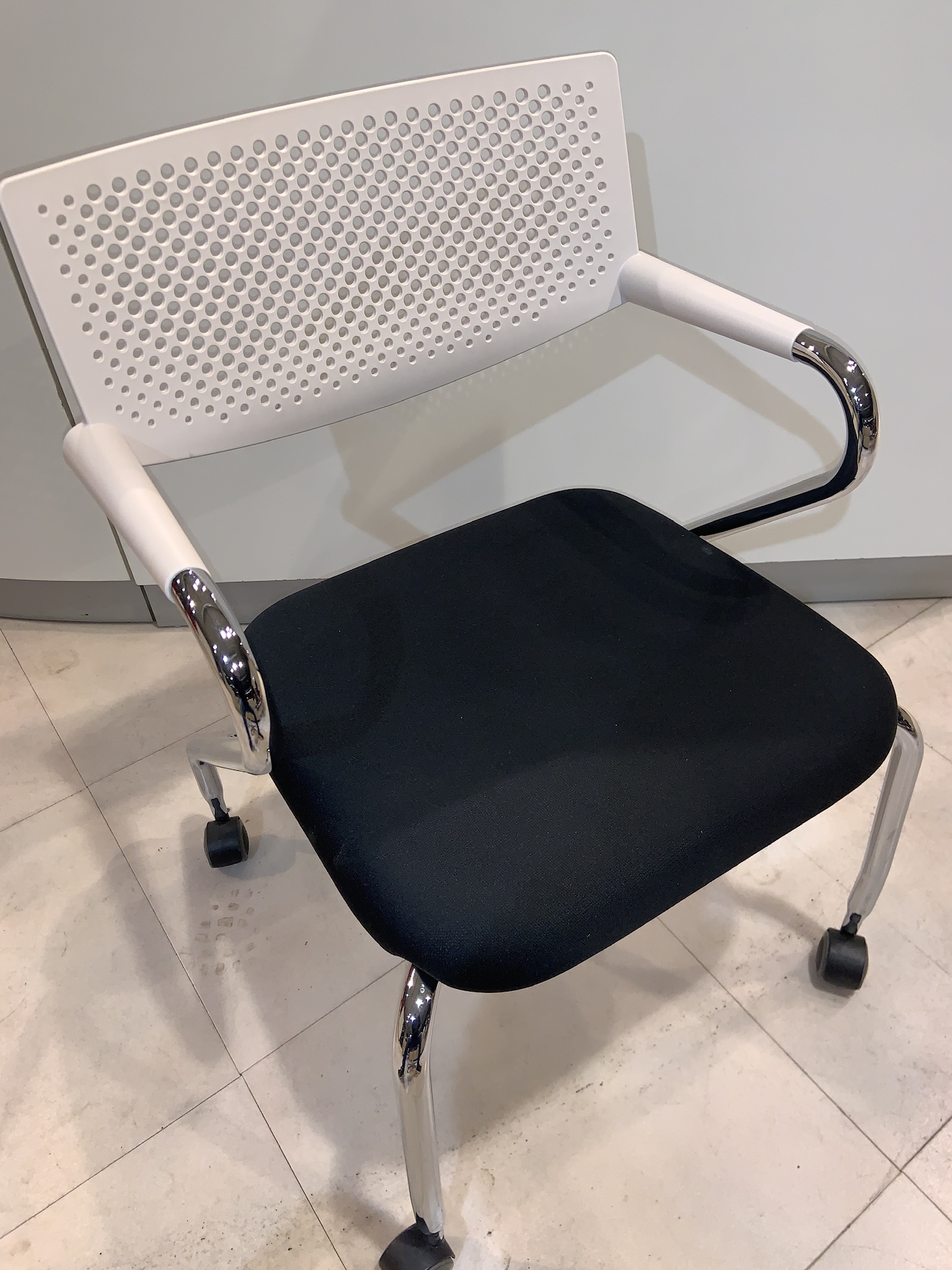 SELT / SOLD Vitra fundarstólar á hjólum frá Pennanum 14