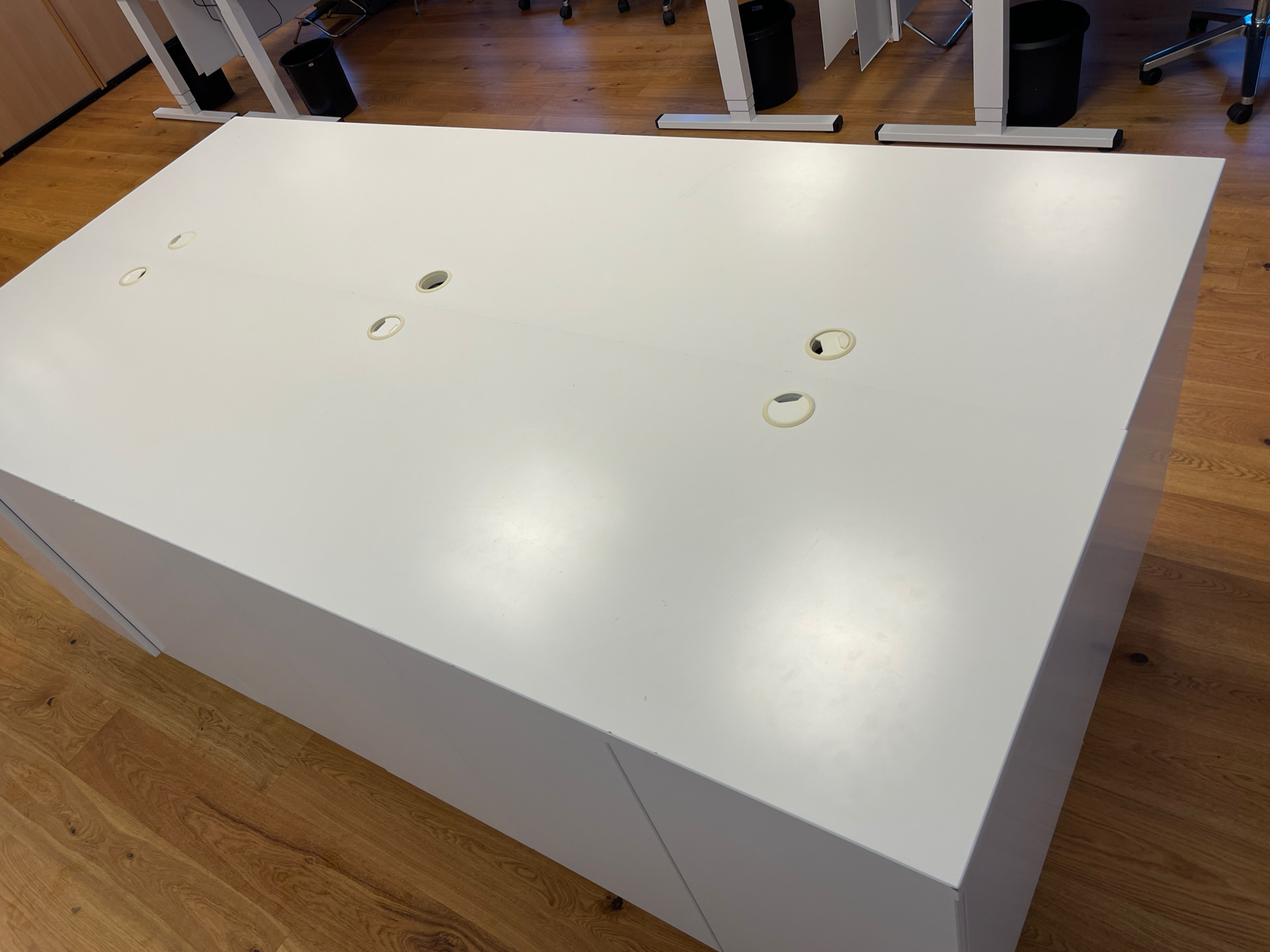 Selt/Endurnýtt-Skápa & sýningareyja 240x120 H90 m.dokkugötum 12
