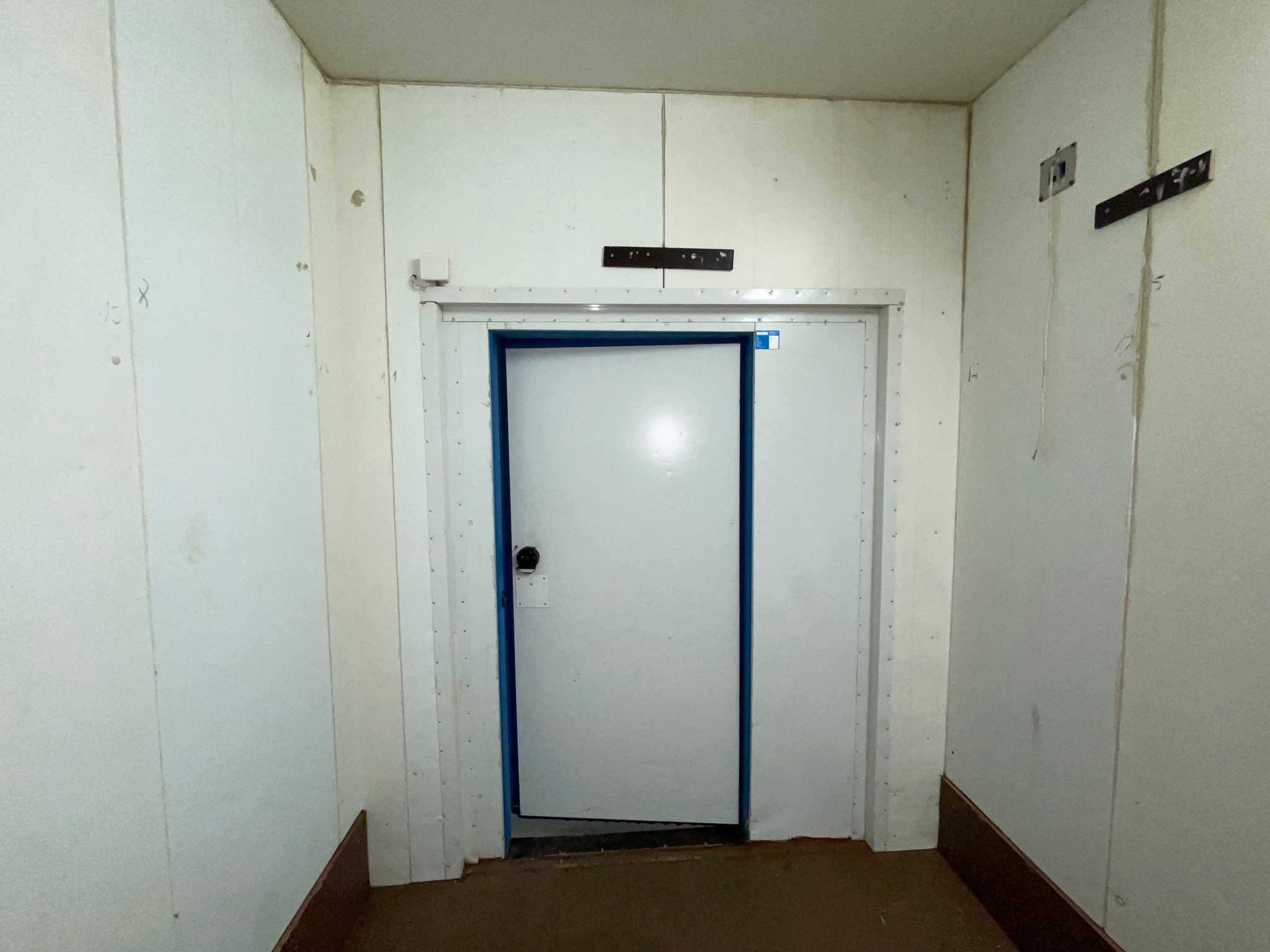 SELT / SOLD - Frystiklefi 11 fm - manngengur - B484x D240x H310 7