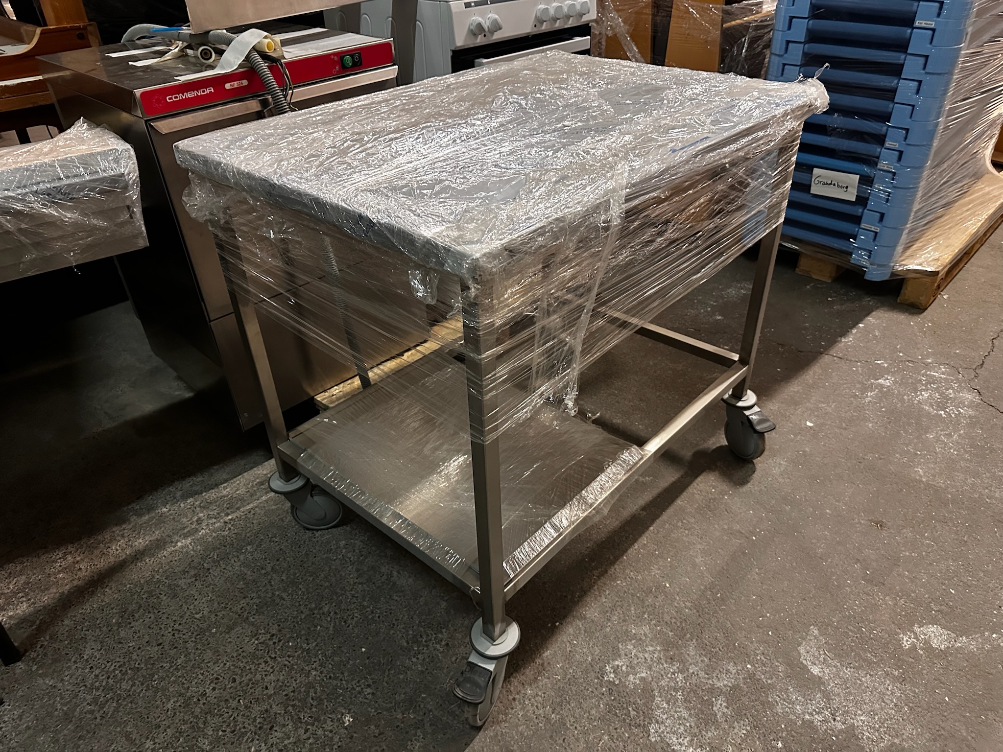 SELT / SOLD Ryðfrítt stálborð á hjólum, H90xB100xD72sm.