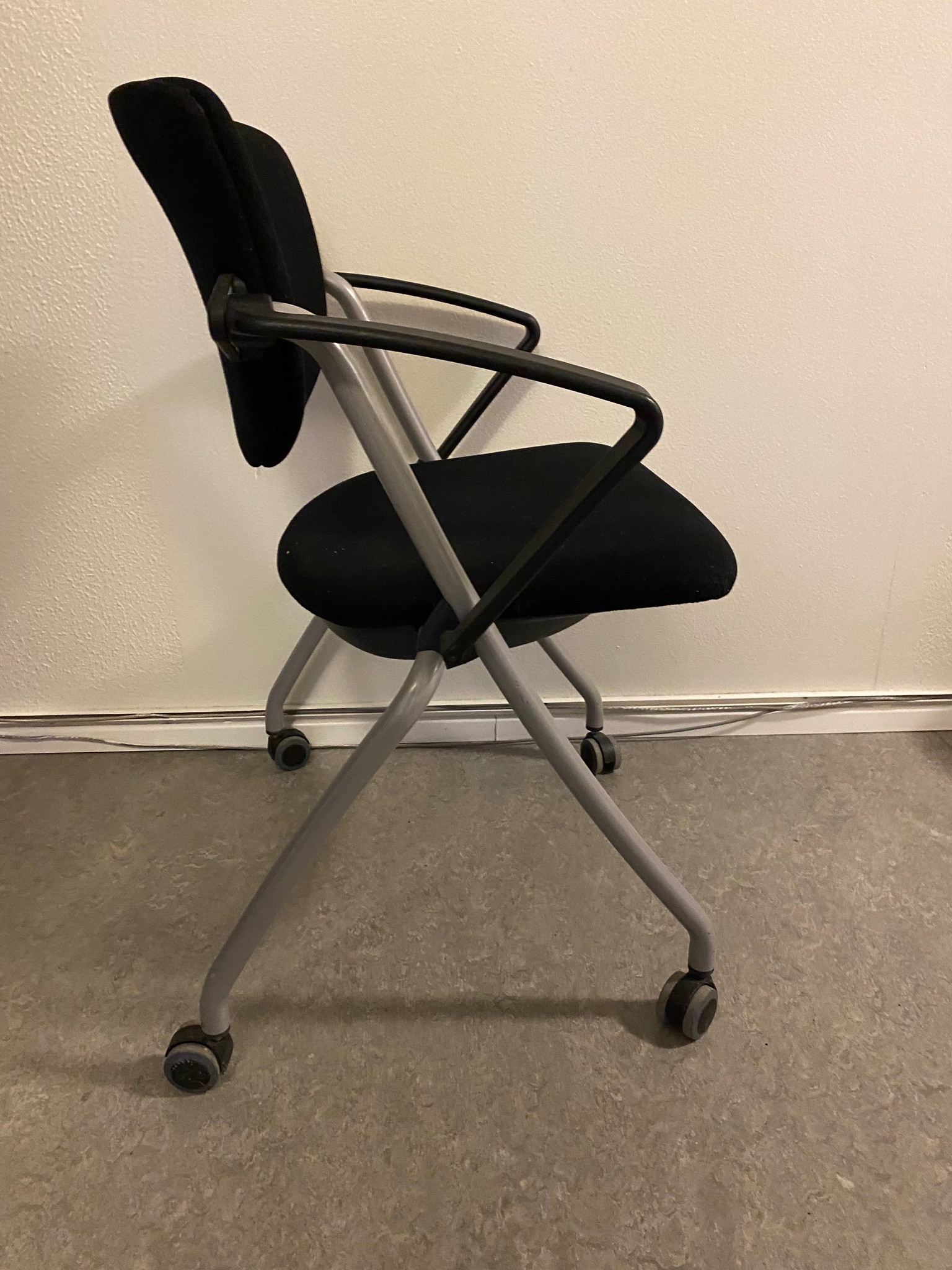 SELT / SOLD Fundarstóll með fellisetu frá Innx 3