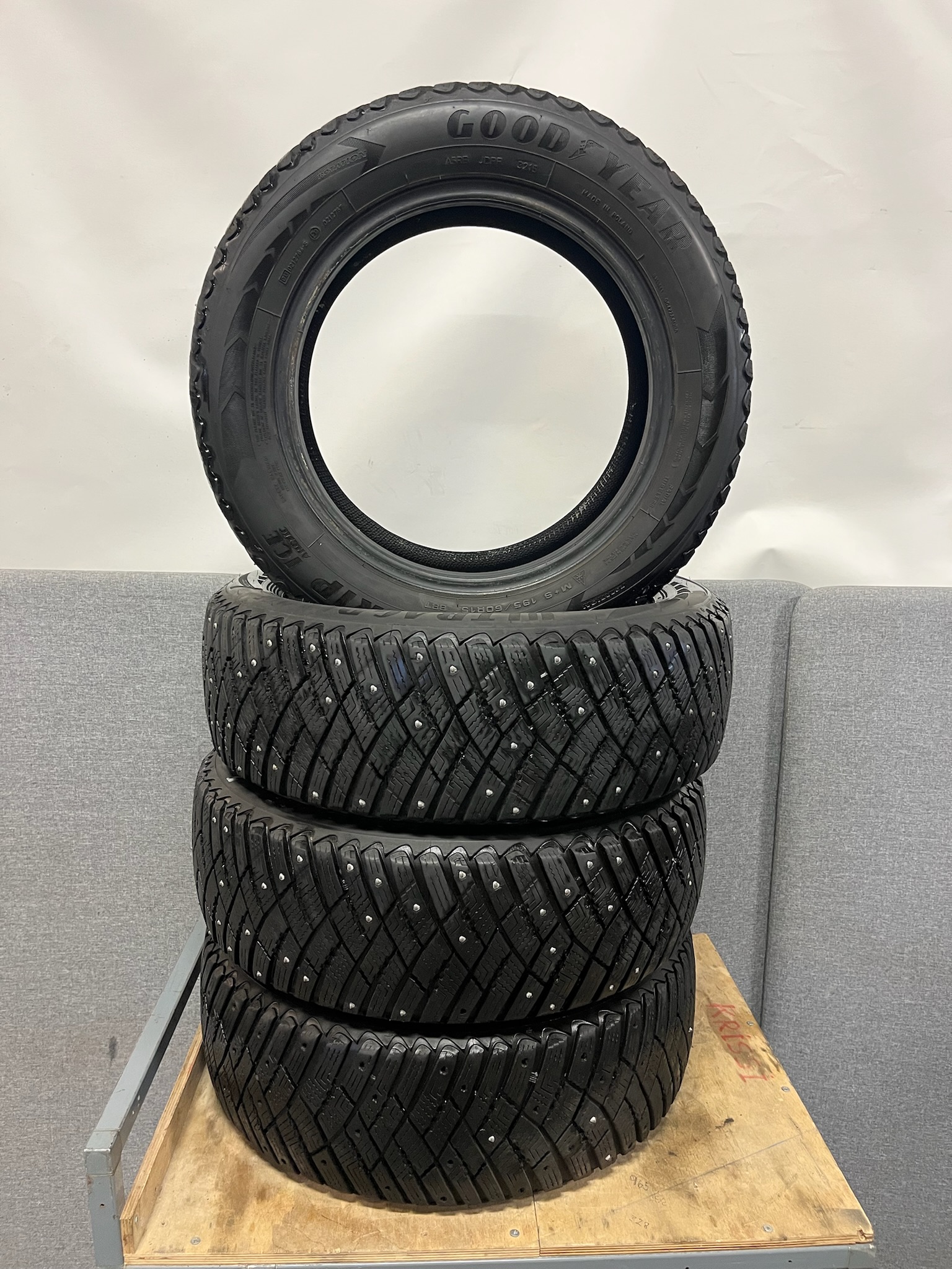 SELT / SOLD Goodyear nagladekk, 195/60/R15