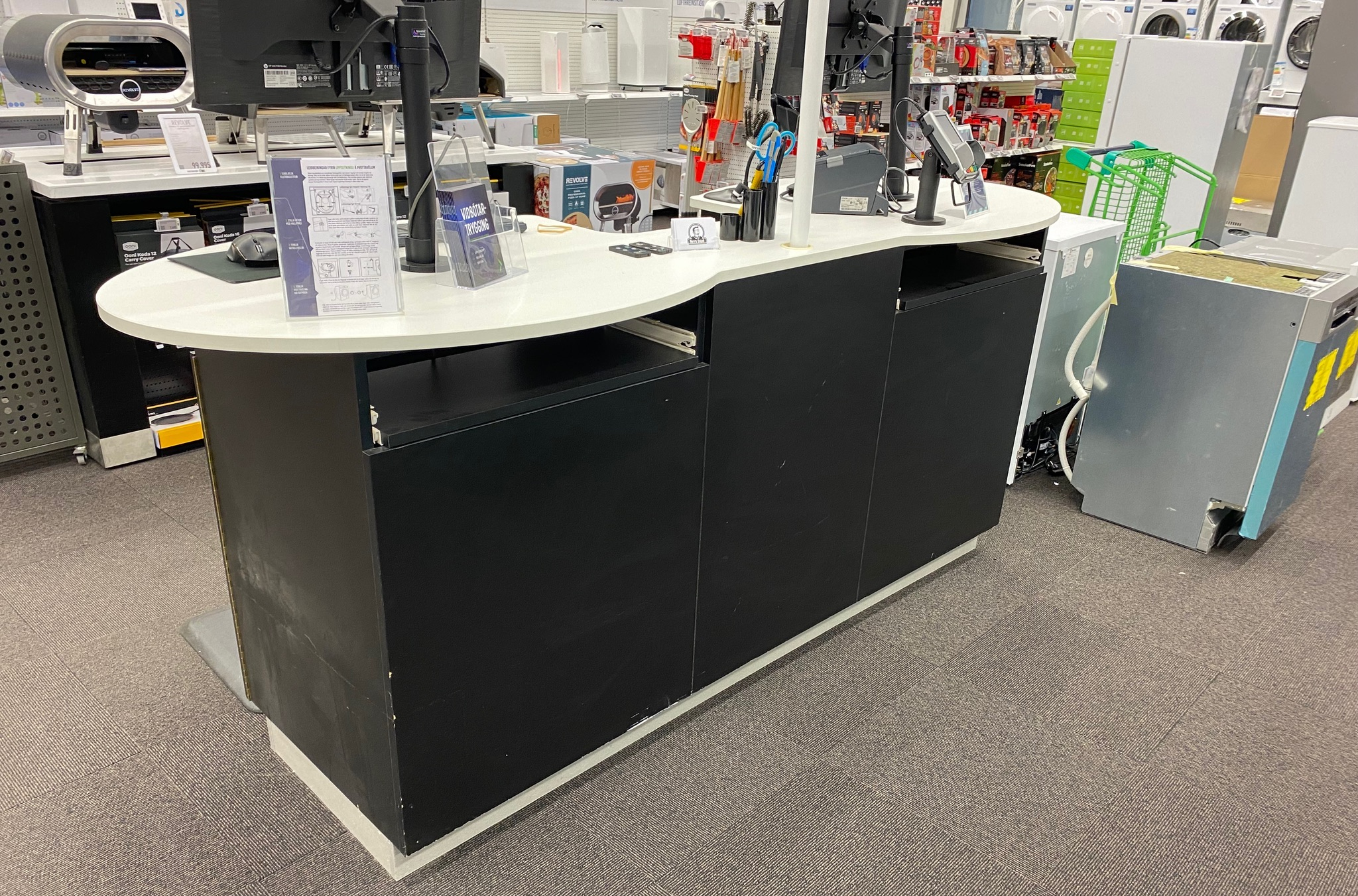 SELT / SOLD Afgreiðslustöðvar fyrir 2 starfsmenn, B245 x D80 x H103 sm. (5 stk.)